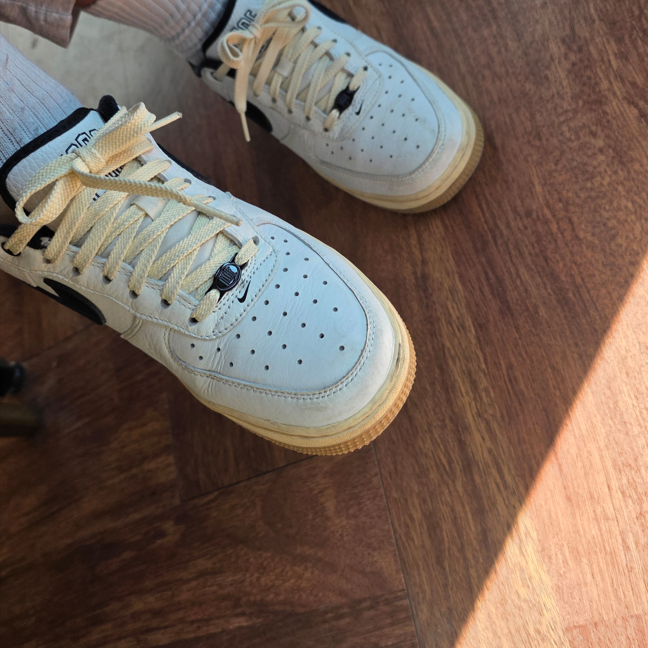 (W) Nike Air Force 1 '07 LX Black and Summit White 착용 스타일