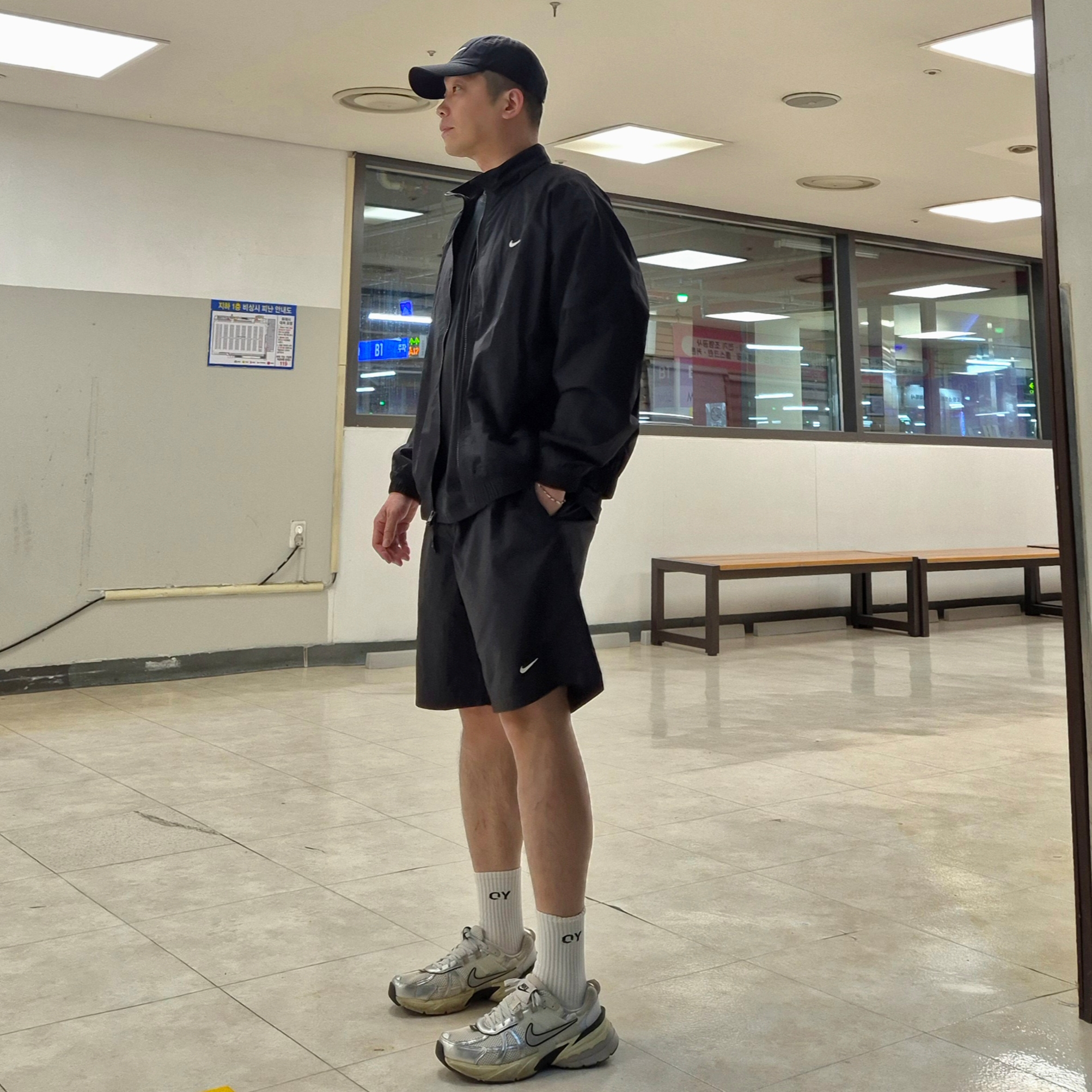 Nike V2K Run Summit White Metallic Silver, Nike Solo Swoosh Woven Shorts Black - Asia 착용 스타일 - 1