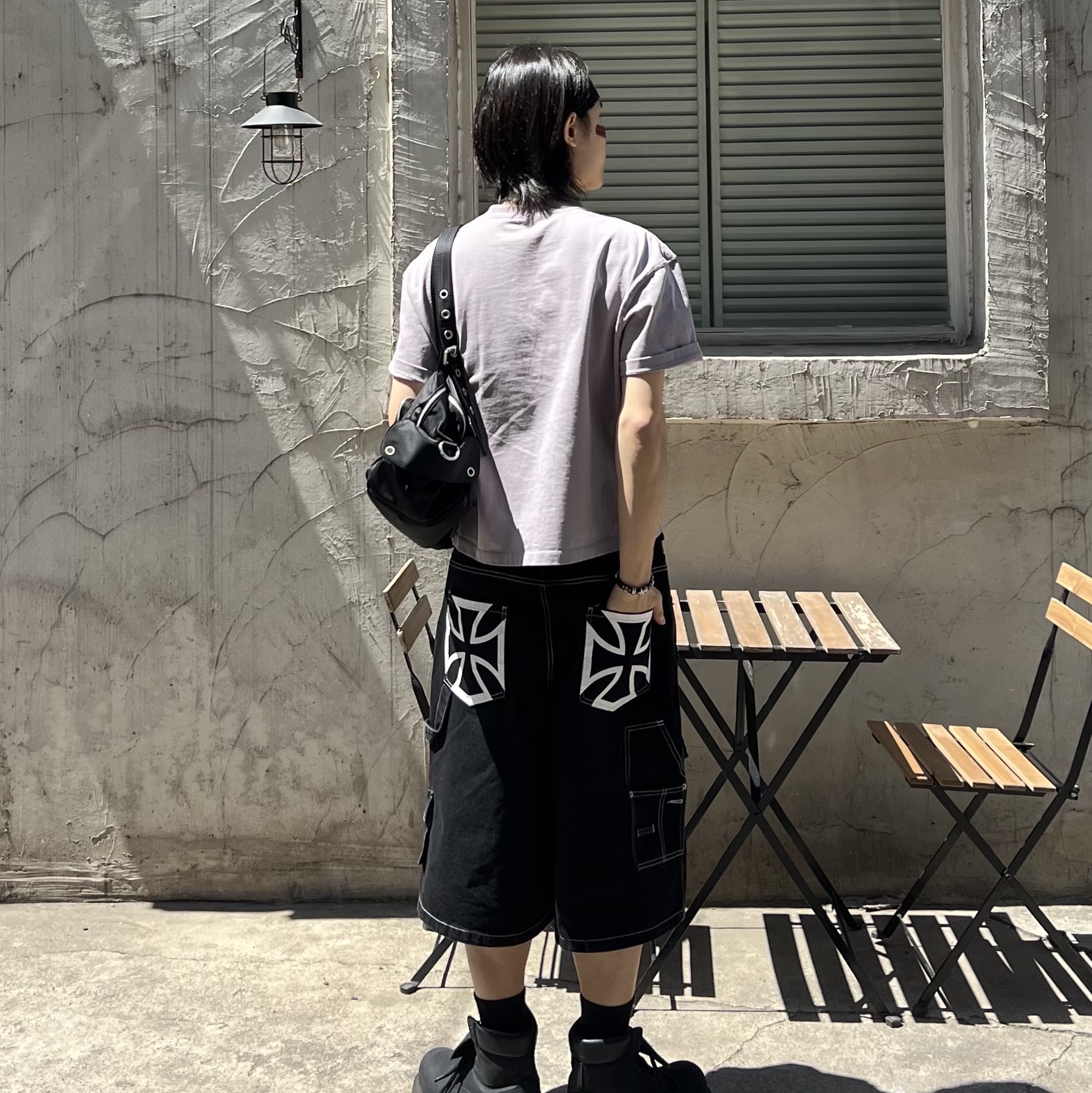 [KREAM 단독] Flavorism Carpenter Bermuda Denim Pants Black 착용 스타일 - 2