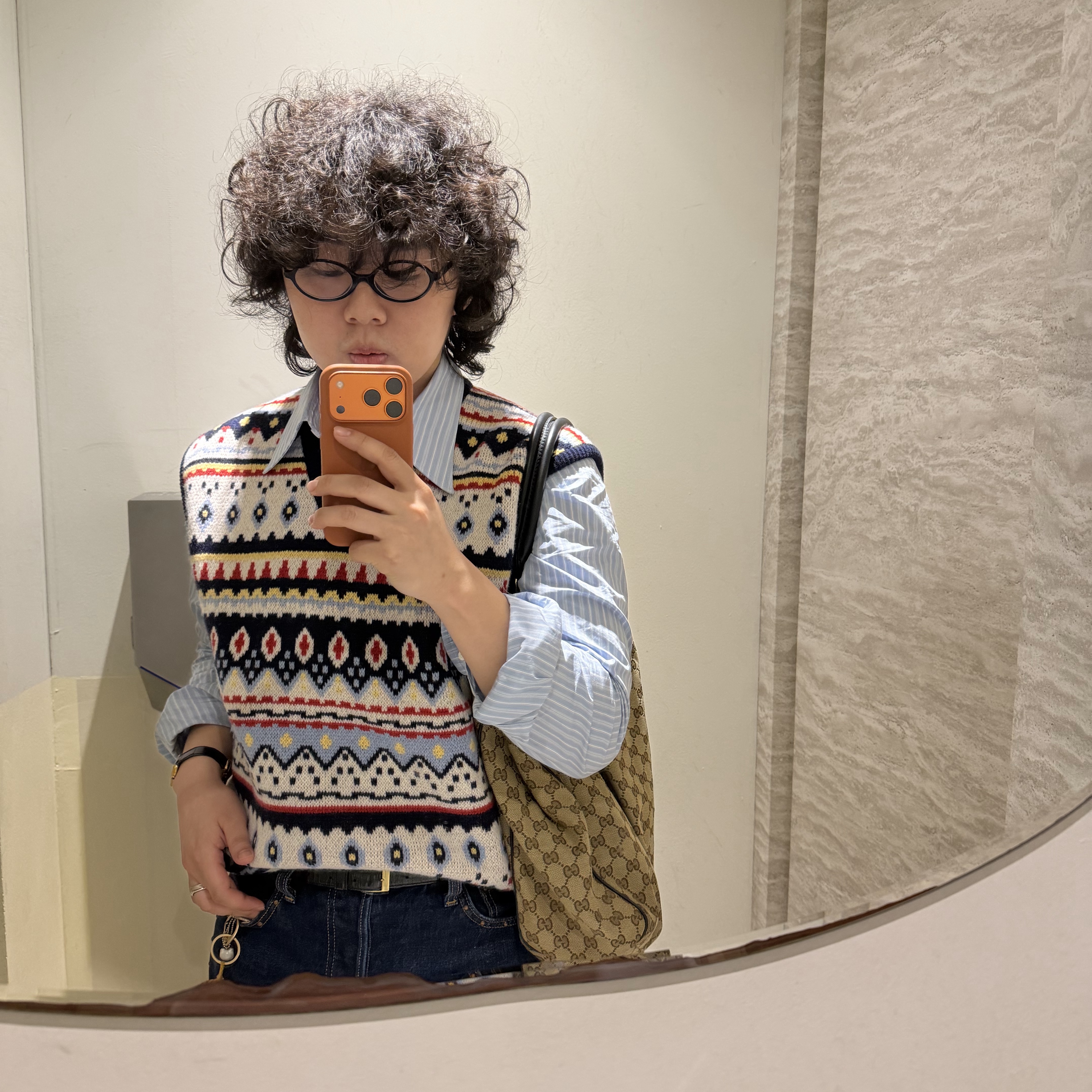STU Jacquard Sweater Vest In Navy, Levi's x Bode Studded Barrel Racer Jeans Dark Wash 착용 스타일 - 5