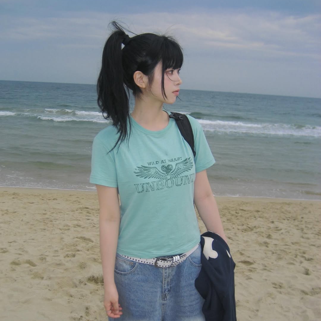 MAINBOOTH Heartwing T-shirt Mint 착용 스타일 - 5