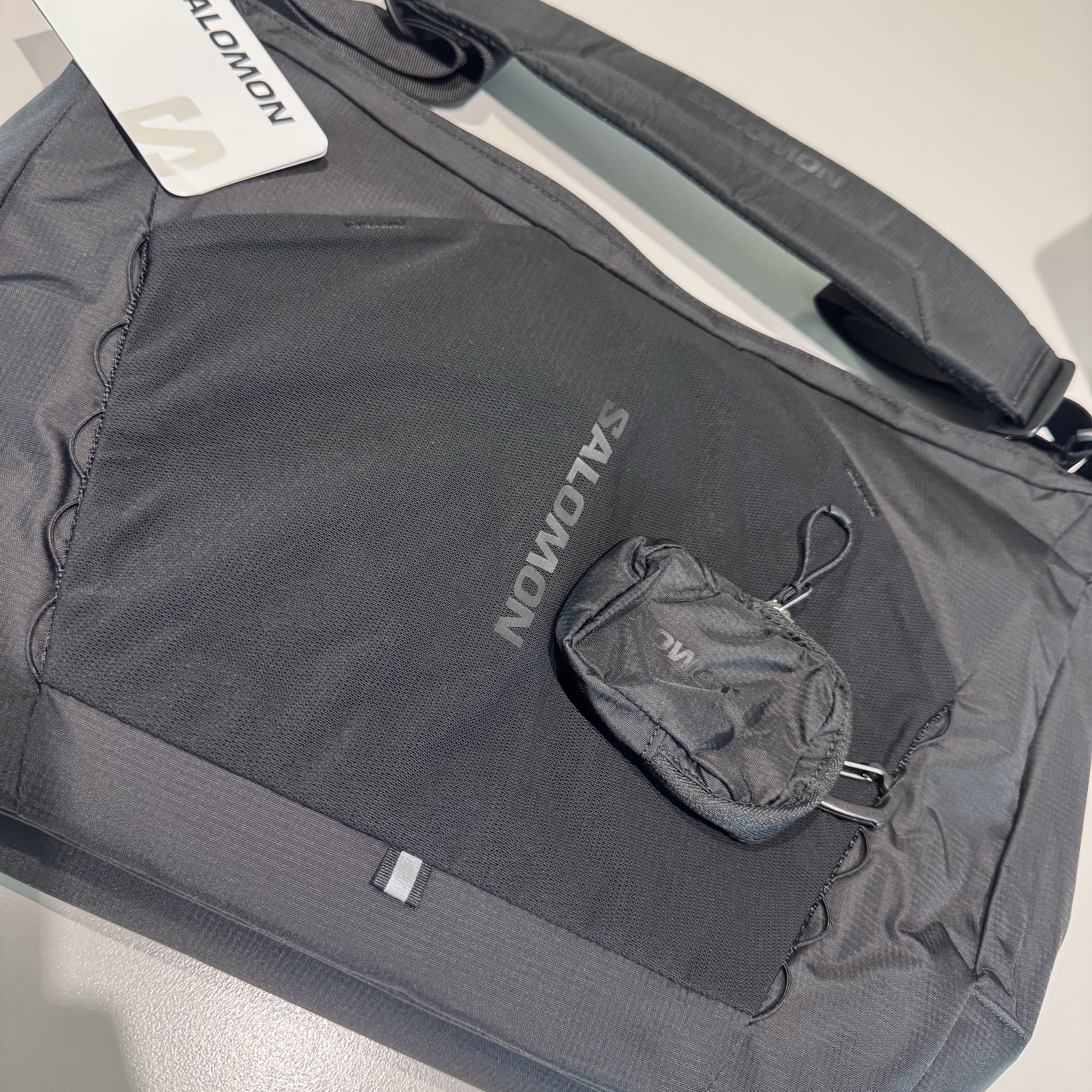 Salomon ACS Shoulder Bag Black 착용 스타일