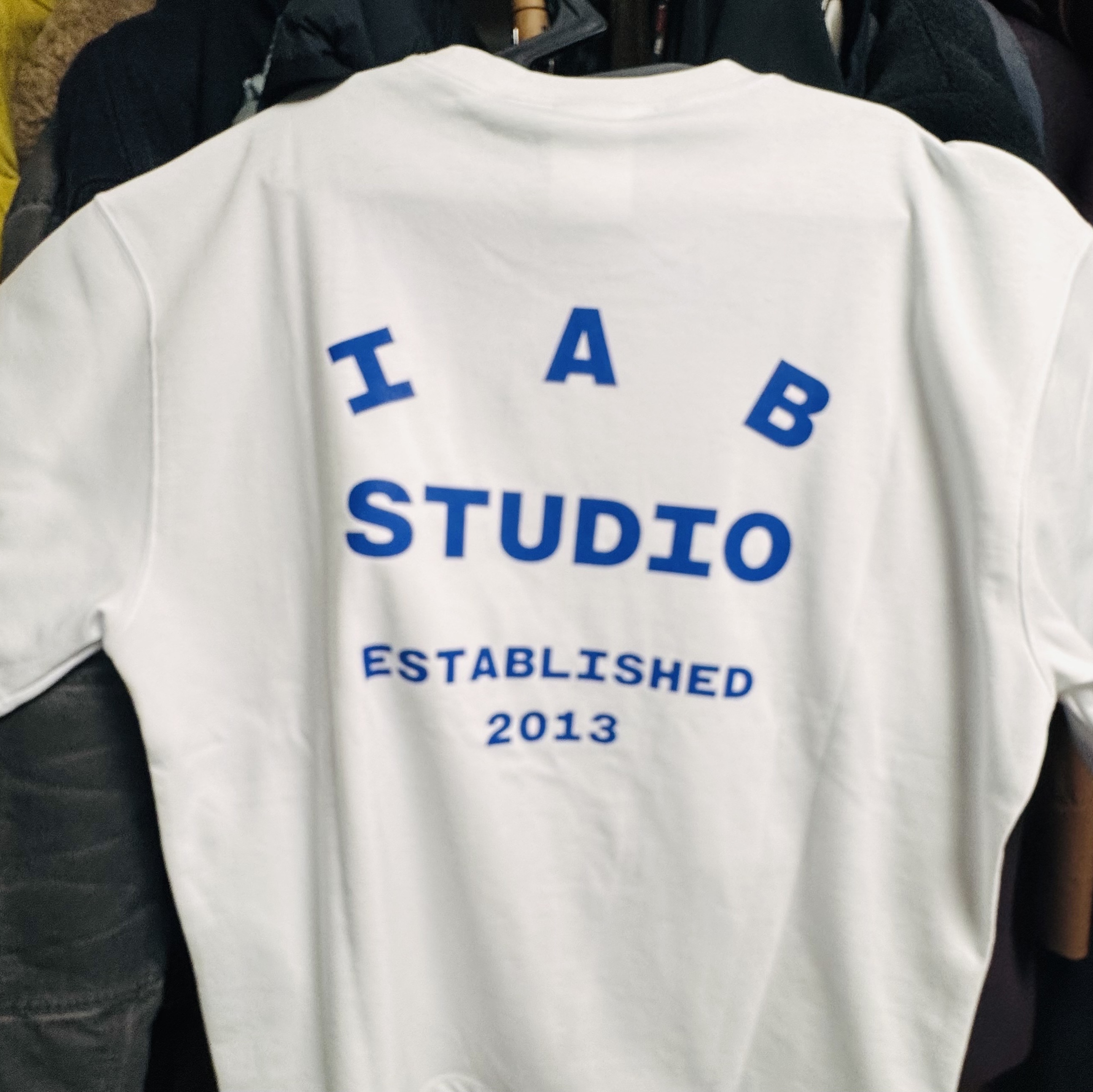 IAB Studio 26 IAB T-Shirt White Navy 착용 스타일 - 2