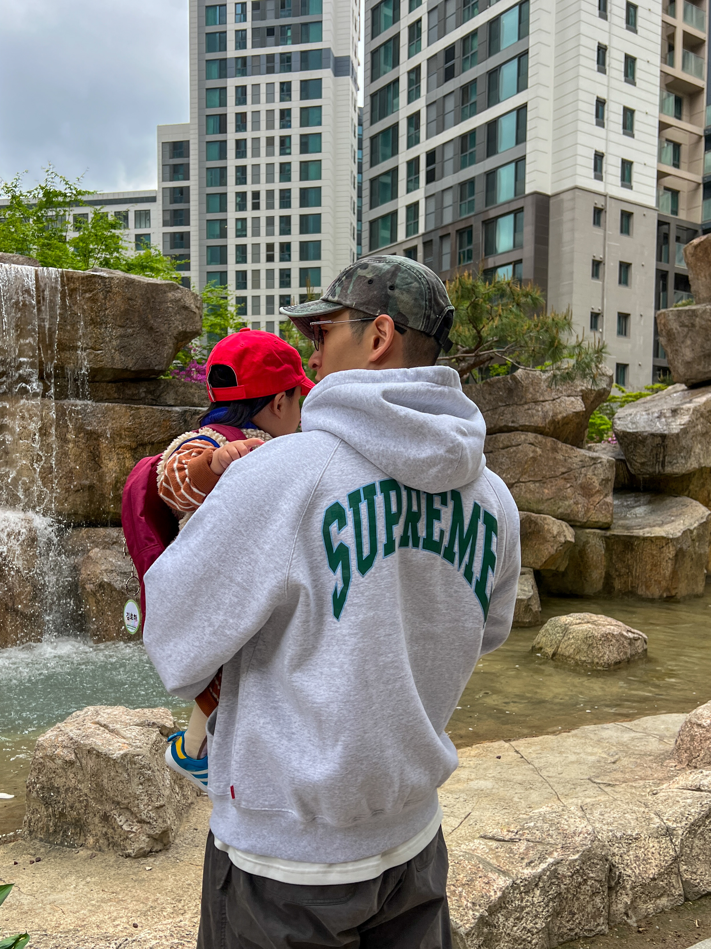 Supreme Cracked Raglan Zip Up Hooded Sweatshirt Ash Grey - 26SS, Supreme Overdyed Camp Cap Woodland Camo - 26SS 착용 스타일