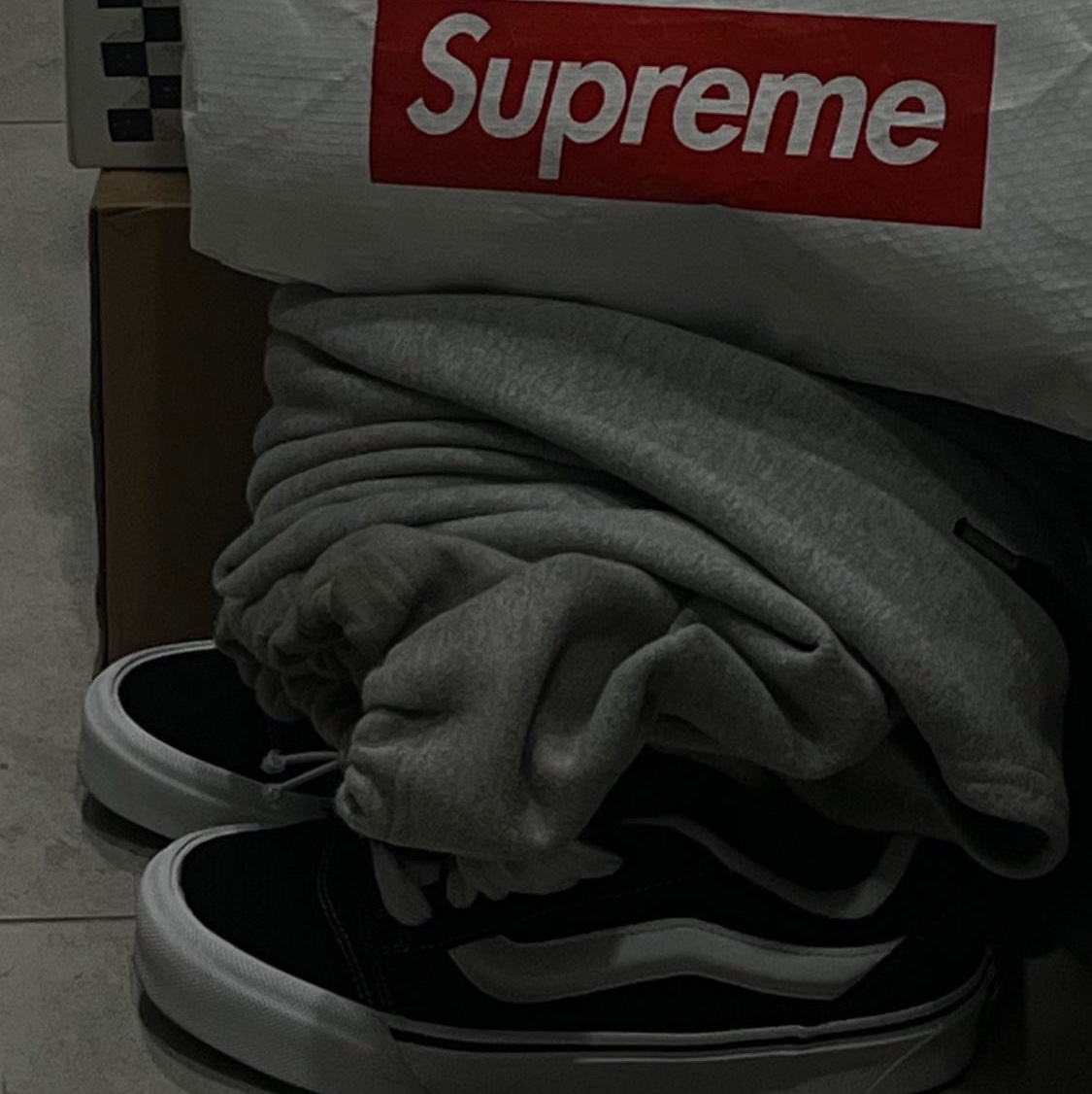 Vans Knu-Skool Black True White 착용 스타일 - 2