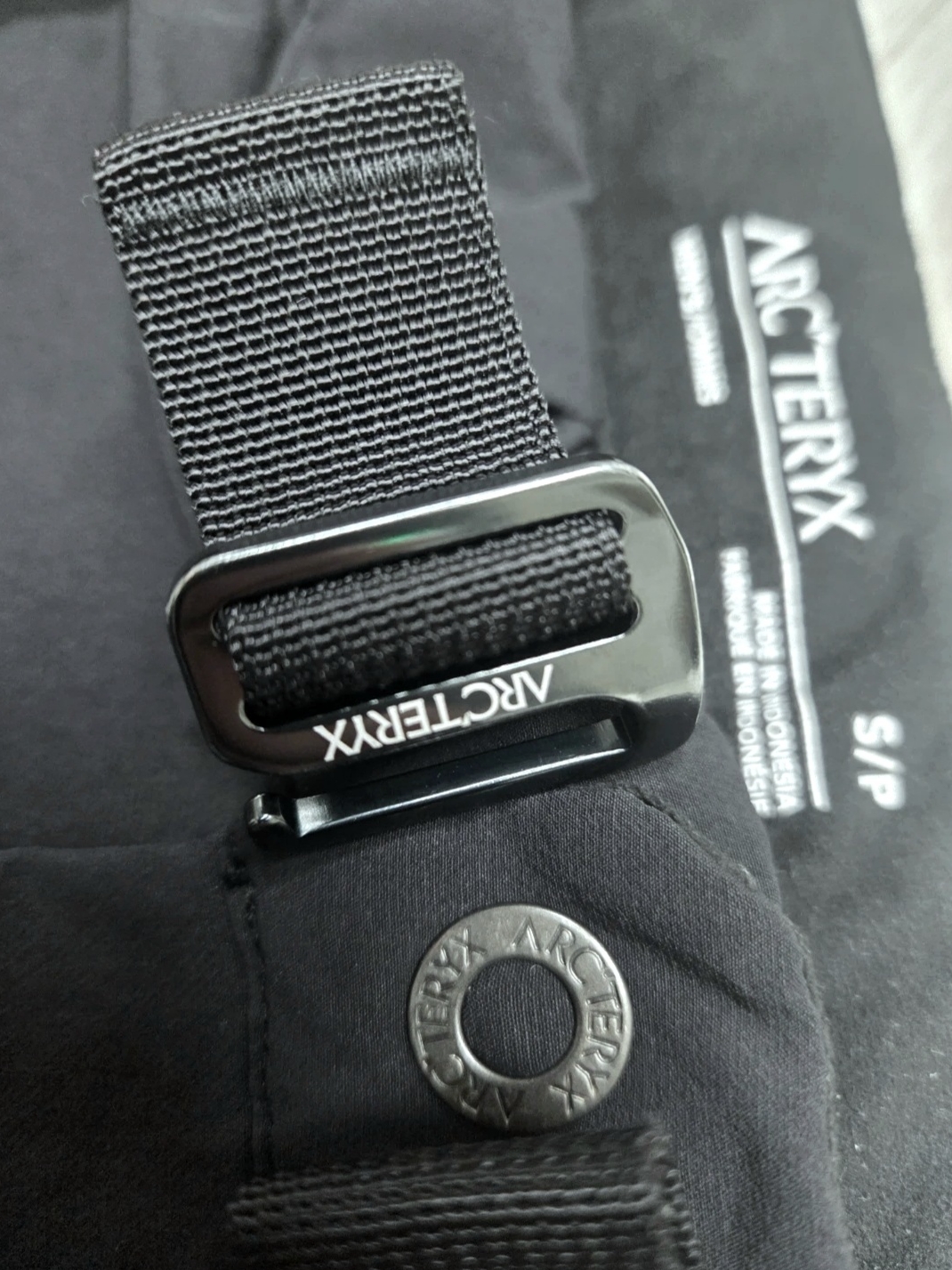 Arc'teryx Heliad 6 Crossbody Bag Black, Arc'teryx Keyring Metal 착용 스타일 - 3