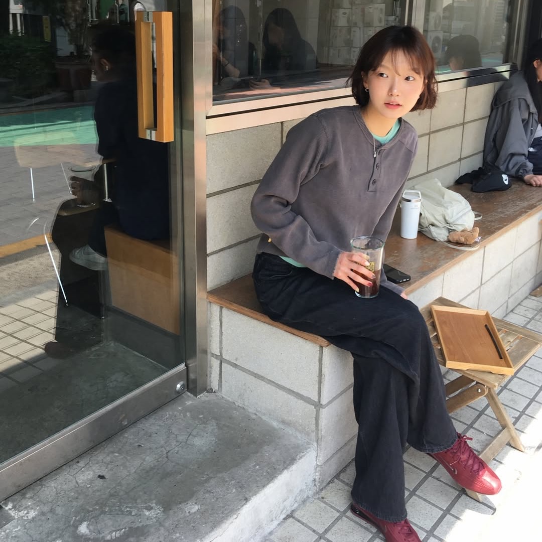 MAINBOOTH Washed Henley T-shirt CHARCOAL 착용 스타일 - 1