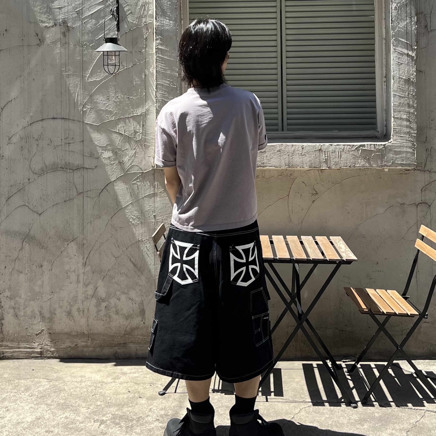 [KREAM 단독] Flavorism Carpenter Bermuda Denim Pants Black 착용 스타일 - 4