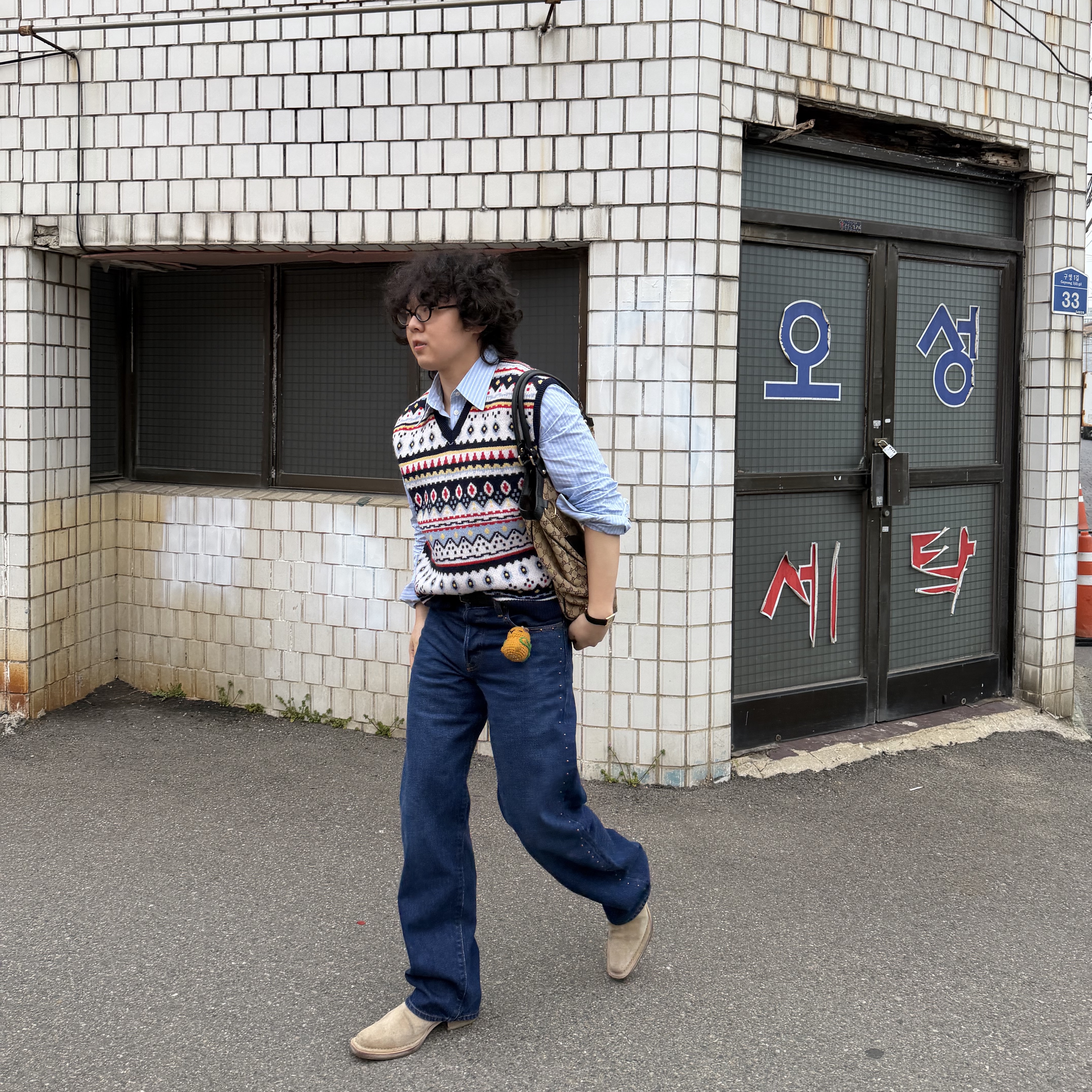 STU Jacquard Sweater Vest In Navy, Levi's x Bode Studded Barrel Racer Jeans Dark Wash 착용 스타일 - 3