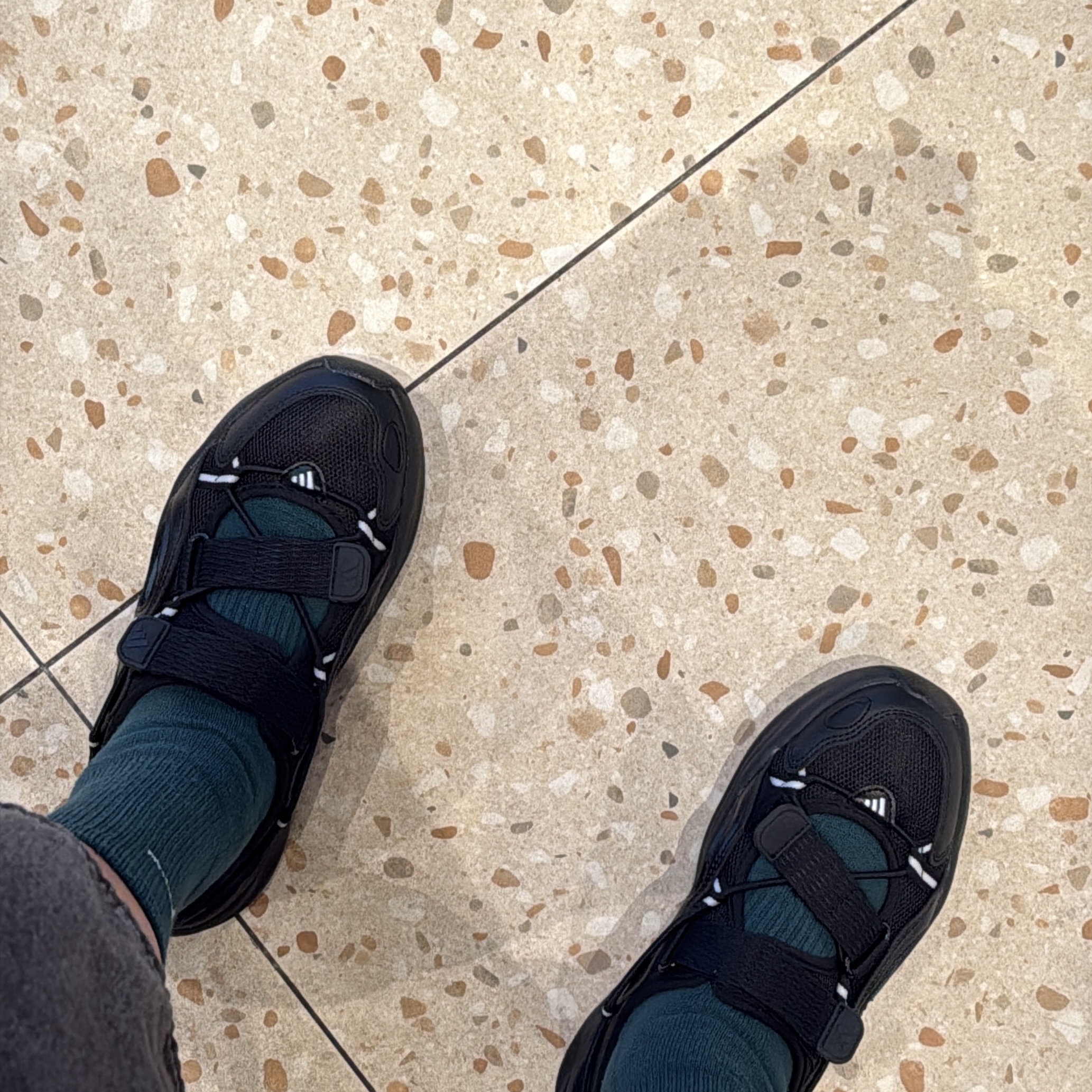 (W) Adidas Ozwave Sandal Core Black Silver Metallic 착용 스타일