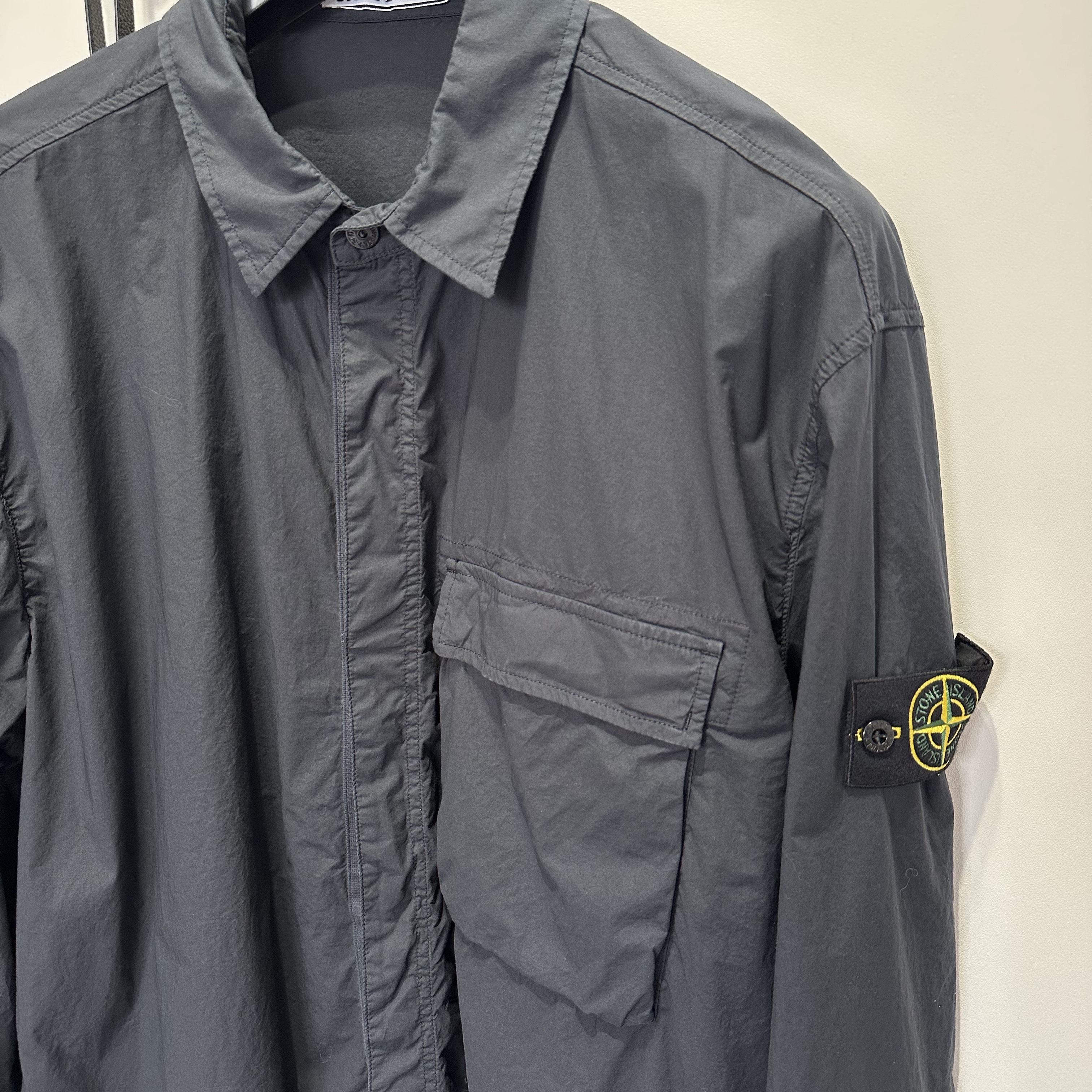Stone Island 1200032 Stretch Cotton Tela Paracadute Comfort-Fit Overshirt with Snap Fastening Navy Blue - 26SS 착용 스타일
