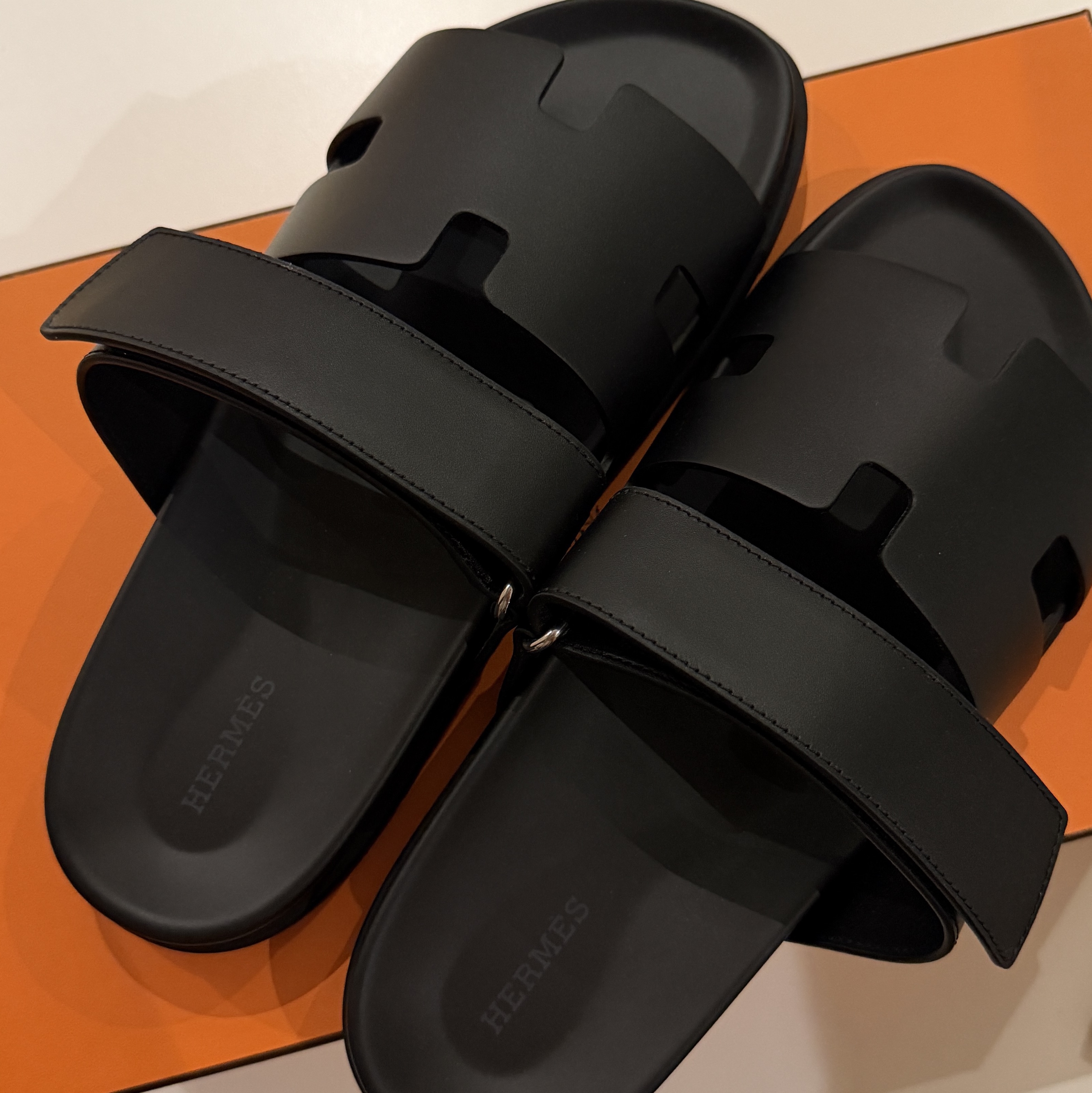 Hermes Chypre Sandal Calfskin & Noir 착용 스타일