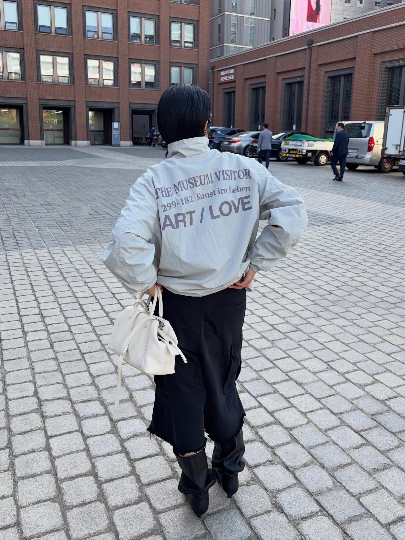 The Museum Visitor Art Love Curved Zipper Windbreaker Pink 착용 스타일