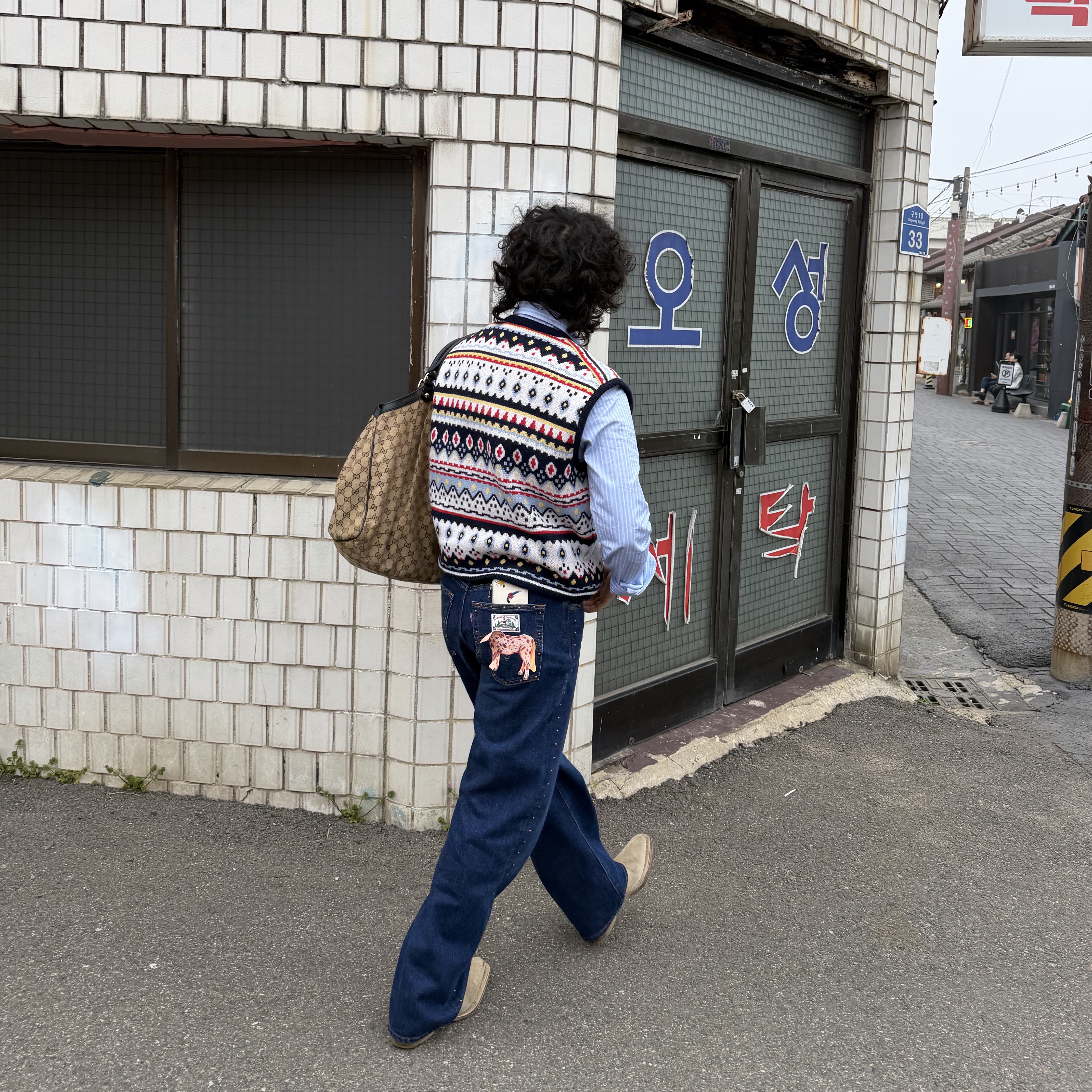 STU Jacquard Sweater Vest In Navy, Levi's x Bode Studded Barrel Racer Jeans Dark Wash 착용 스타일 - 2