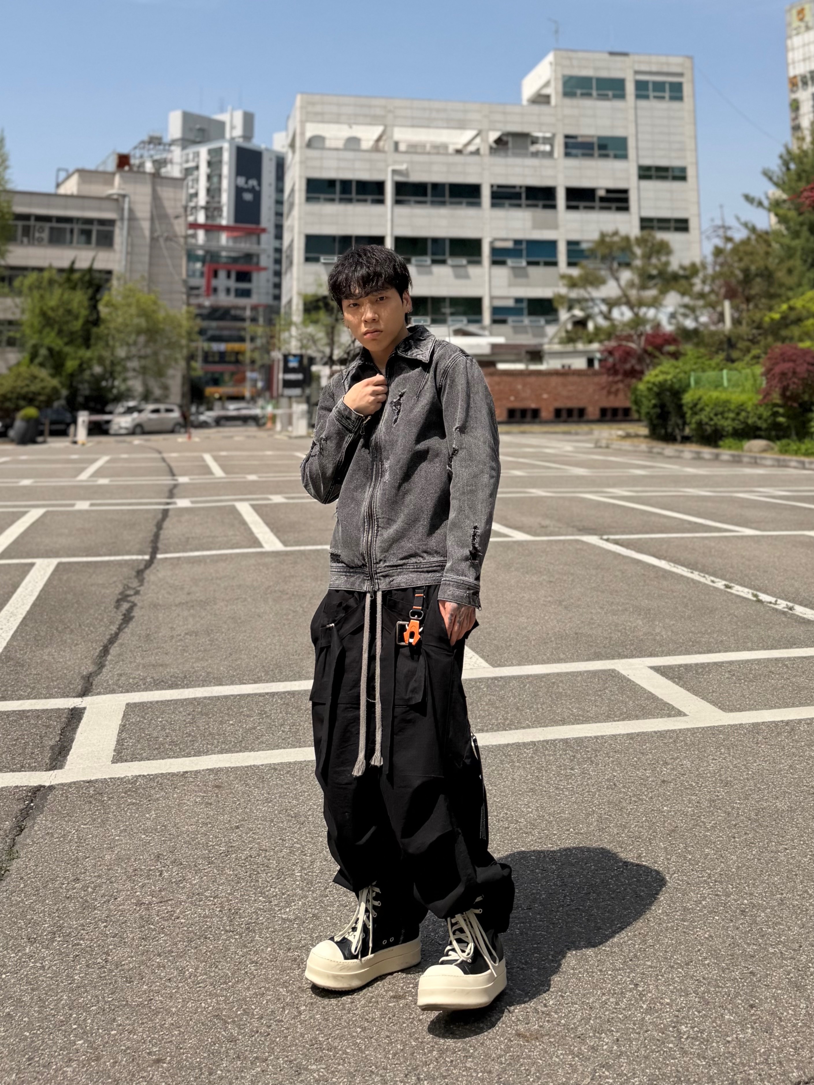 Wapworks Wide Safety Cargo Pants Black, Rick Owens Mega Bumper Sneakers Black Milk 착용 스타일 - 1