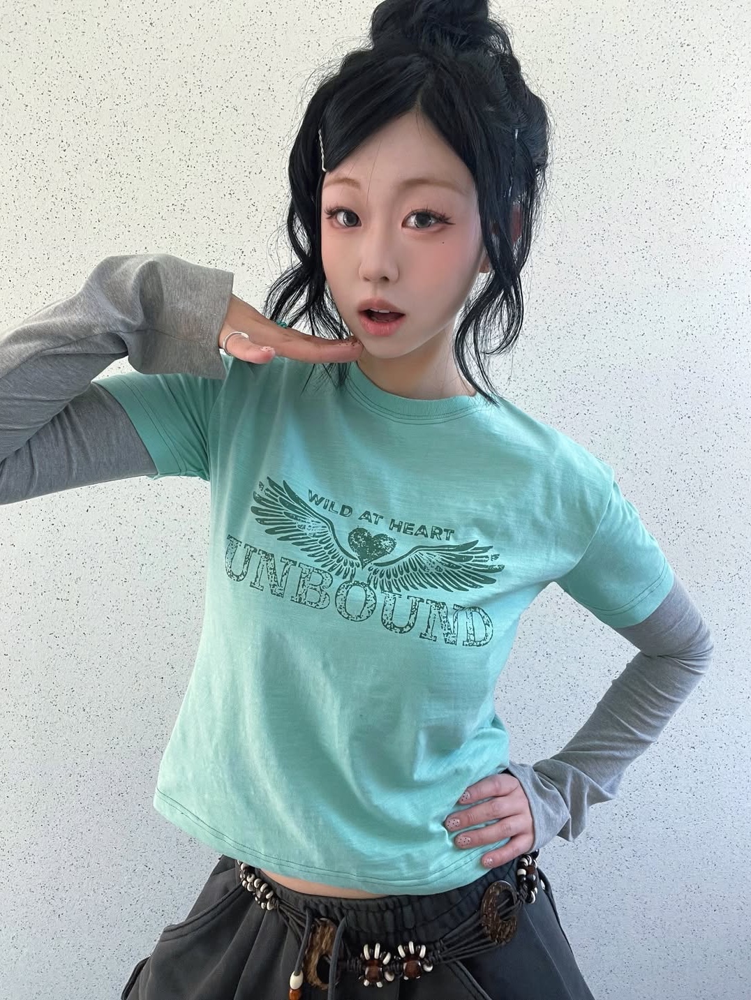 MAINBOOTH Heartwing T-shirt Mint 착용 스타일 - 1