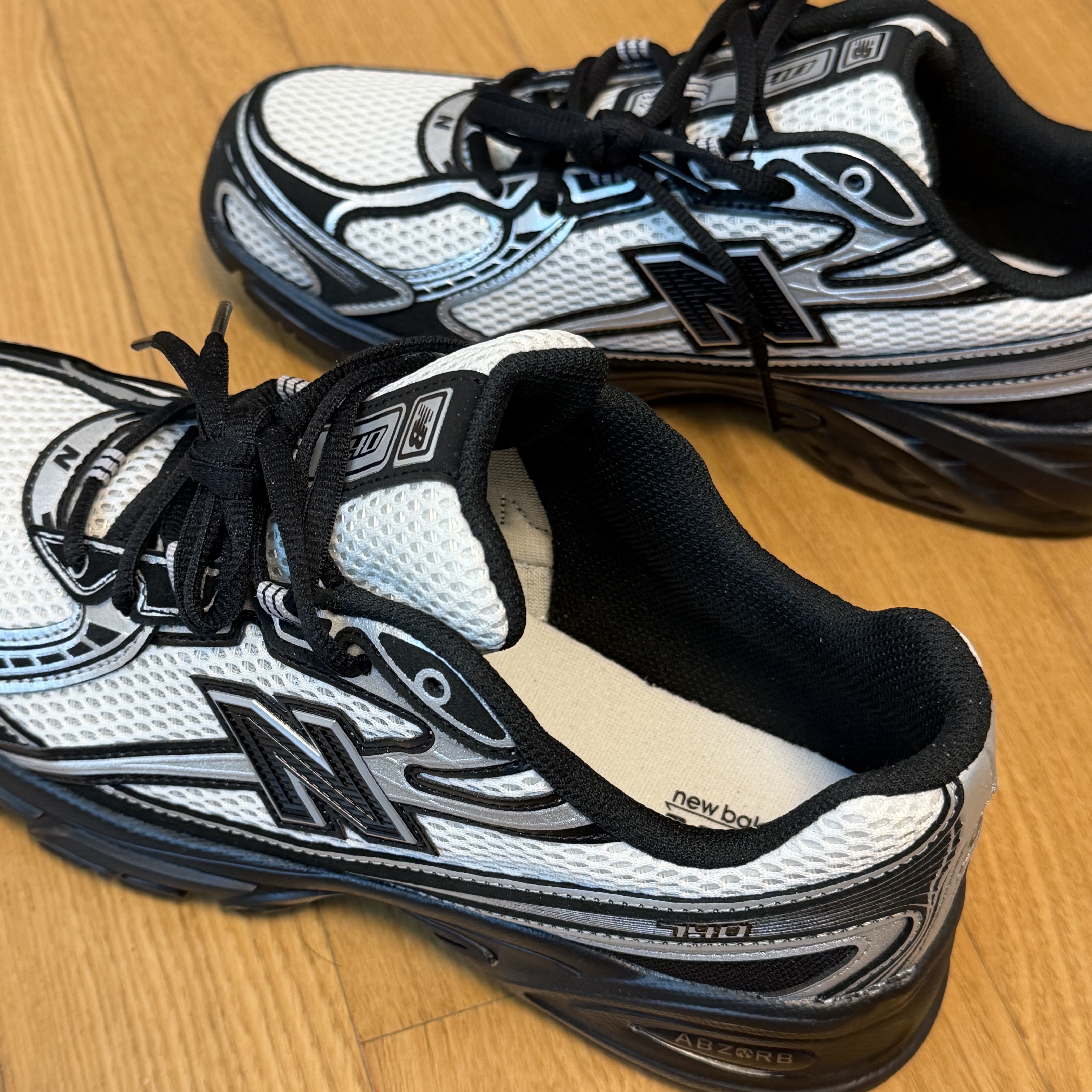 New Balance 740 Black Angora 착용 스타일