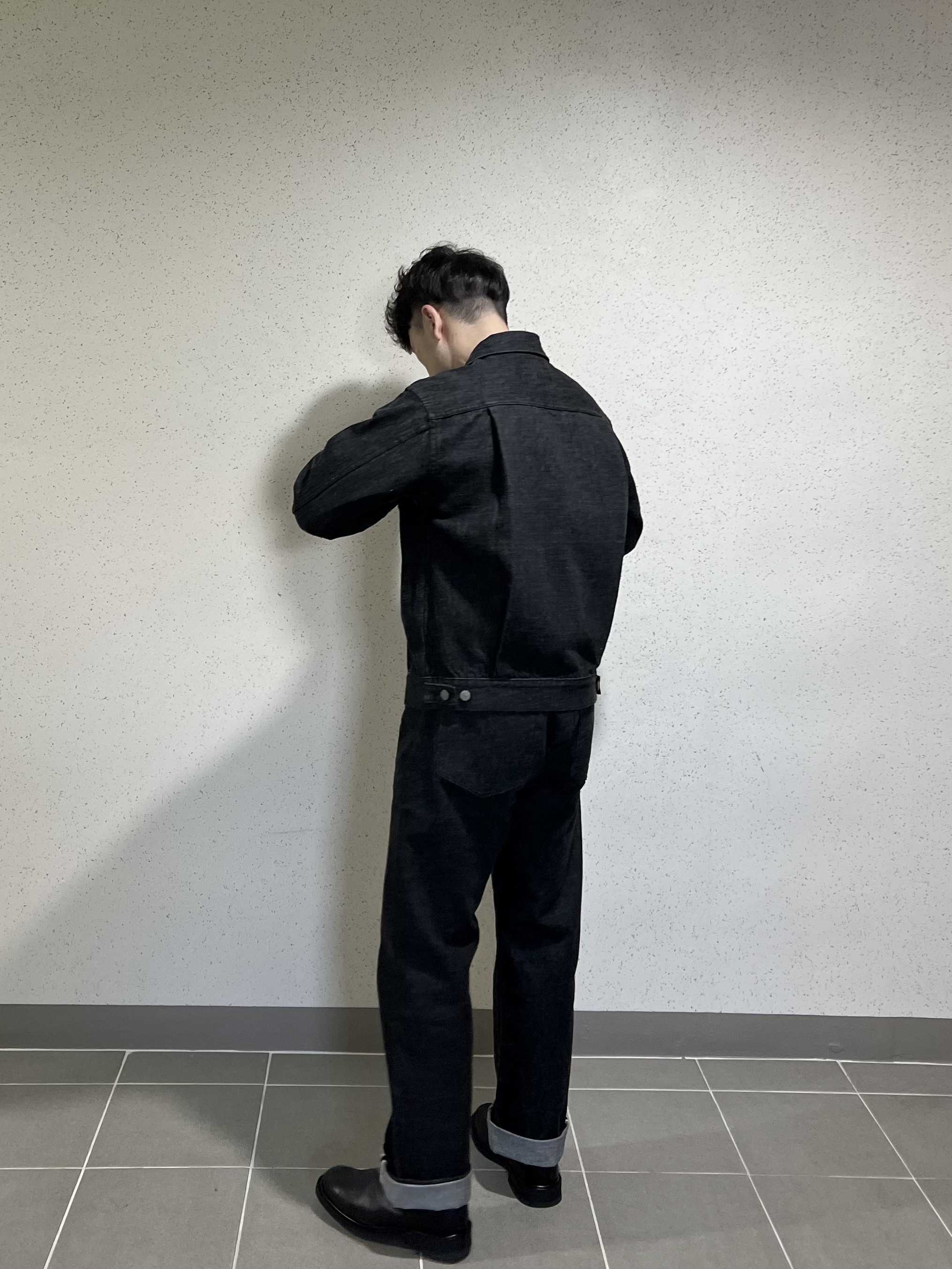 Sugar Cane 14.25 oz. 1953 Model Denim Jacket One Wash Black, Sugar Cane 14.25 oz. Black Denim 1947 Model Regular Straight One Wash 착용 스타일 - 2