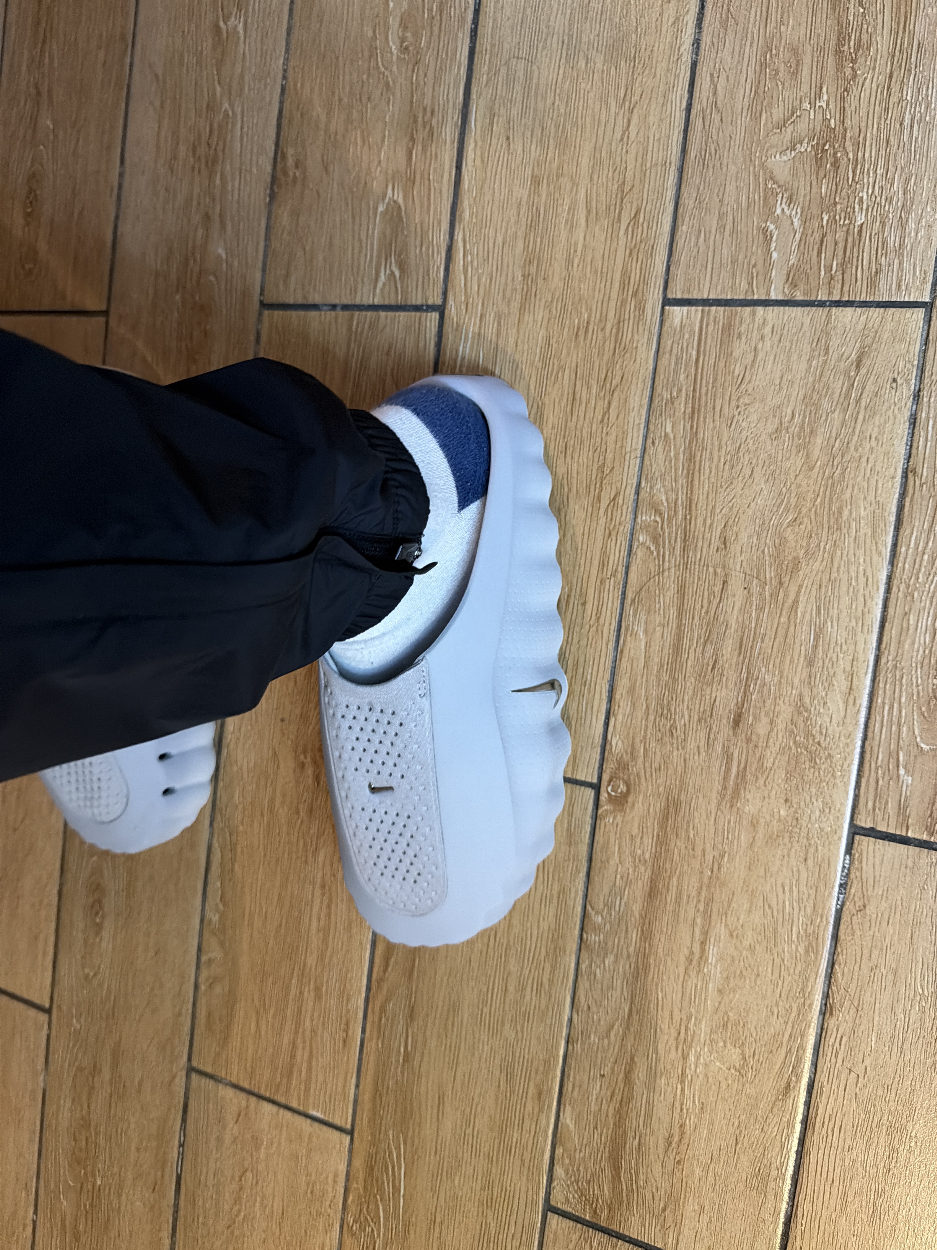 Nike Mind 001 Light Smoke Grey Chrome 착용 스타일