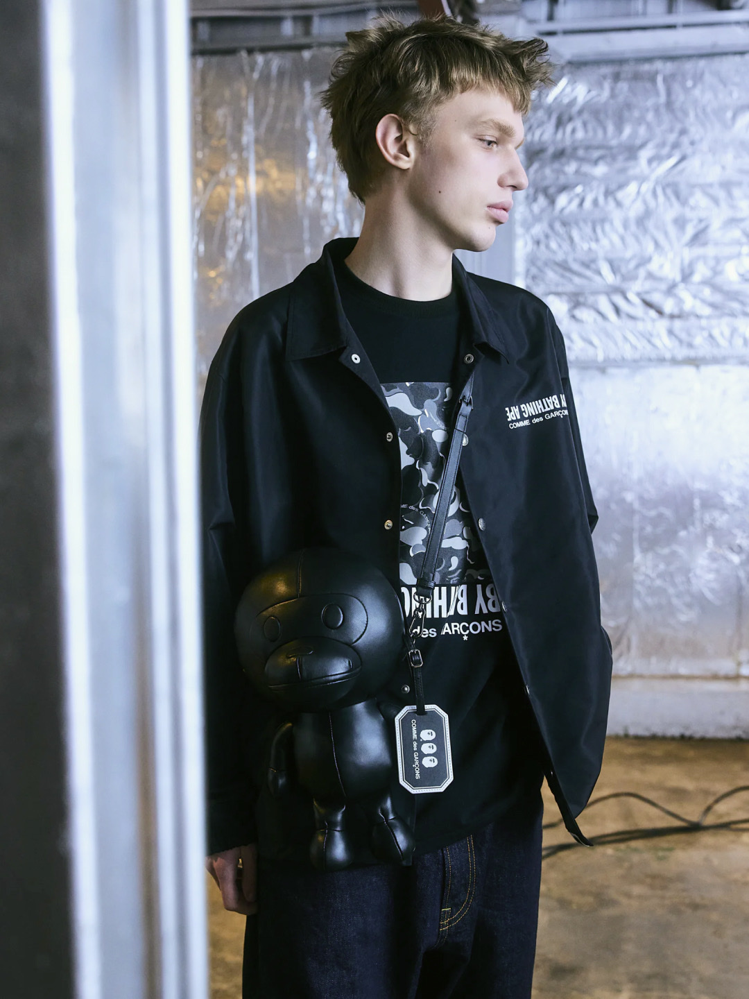BAPE x Comme des Garcons Osaka Keychain White, BAPE x Comme des Garcons Osaka Baby Milo Leather Shoulder Bag Black 착용 스타일 - 2