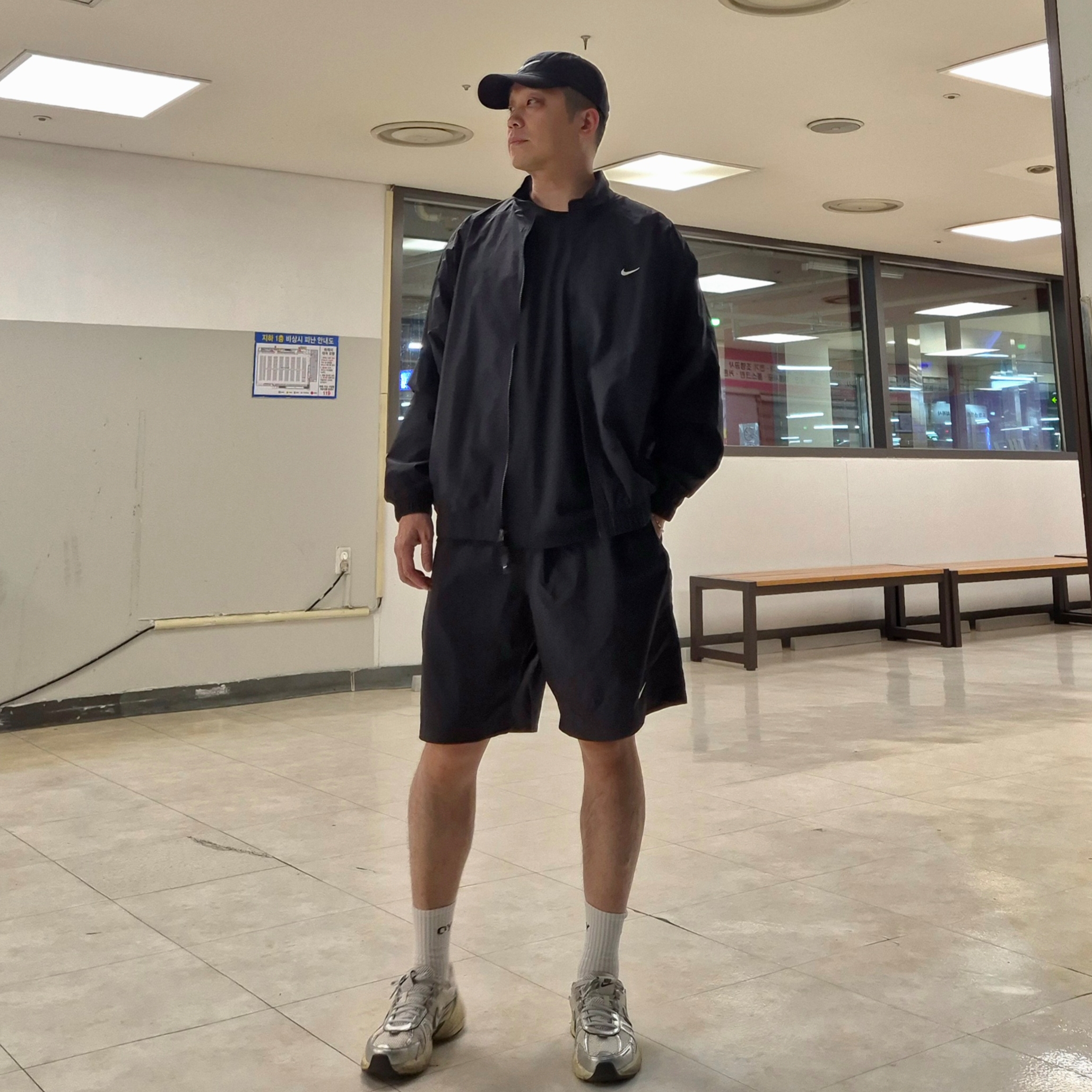 Nike V2K Run Summit White Metallic Silver, Nike Solo Swoosh Woven Shorts Black - Asia 착용 스타일 - 2