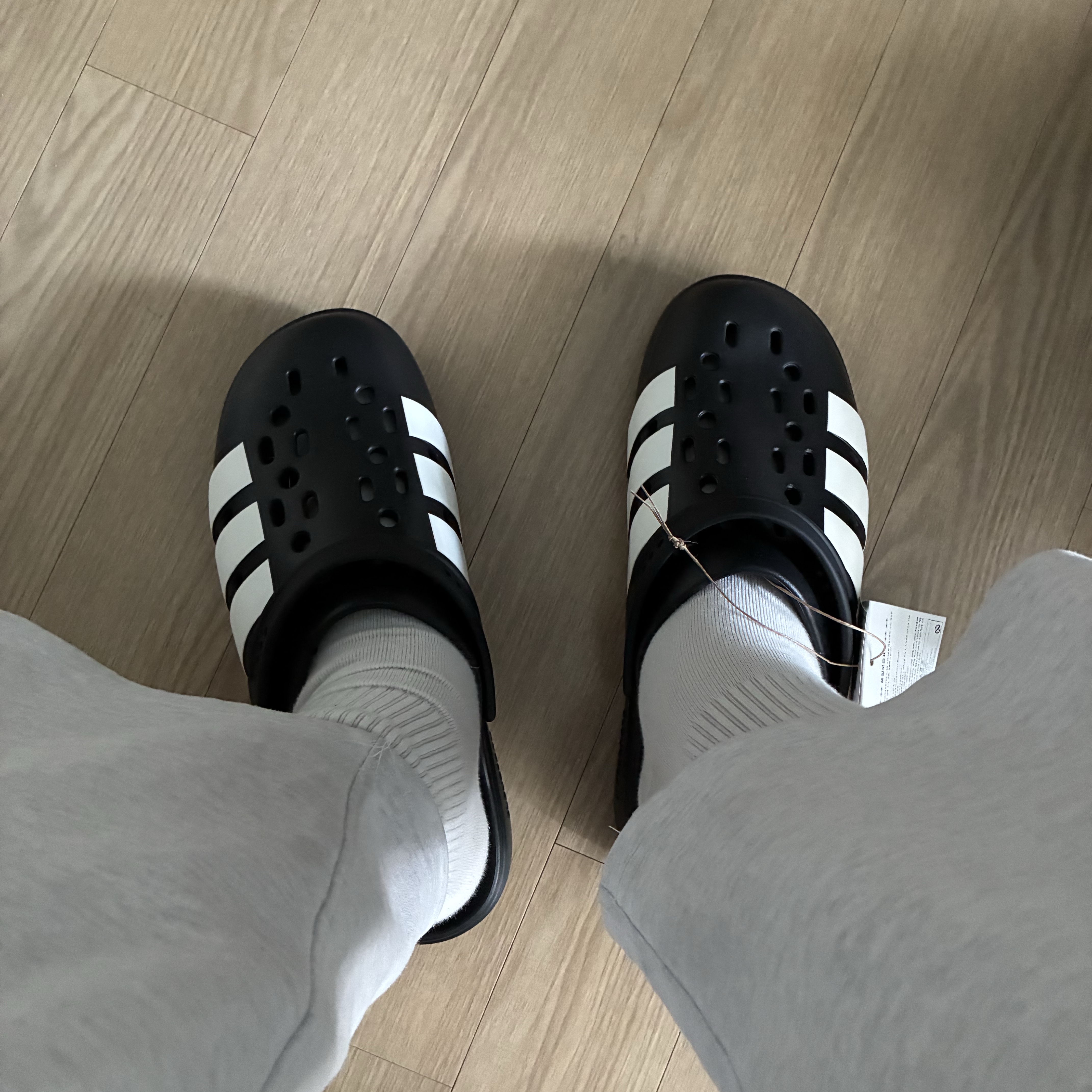 Adidas Adilette Clog 2.0 Core Black Cloude White 착용 스타일 - 1