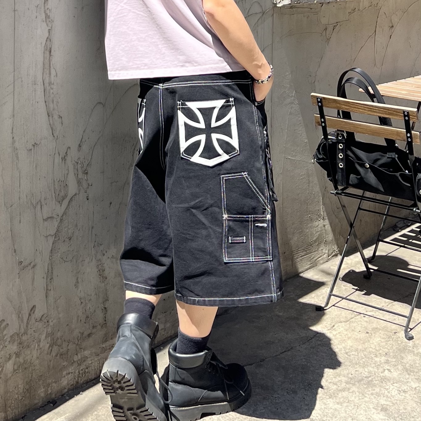 [KREAM 단독] Flavorism Carpenter Bermuda Denim Pants Black 착용 스타일 - 8