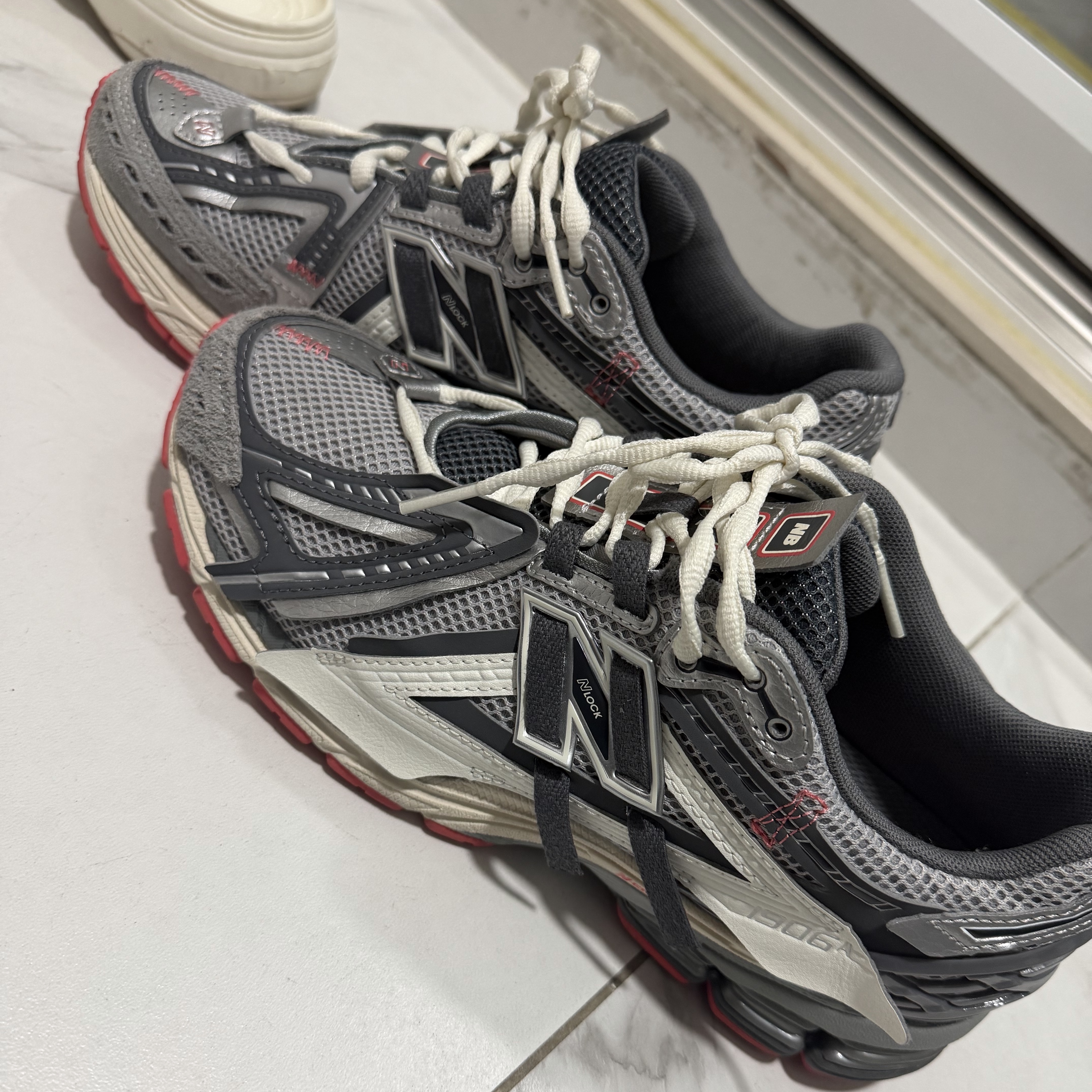 New Balance 1906A Slate Grey Raincloud 착용 스타일