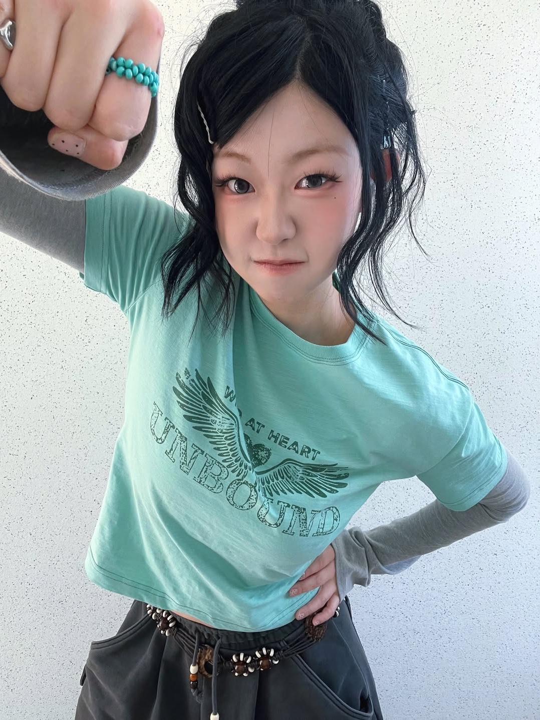 MAINBOOTH Heartwing T-shirt Mint 착용 스타일 - 2