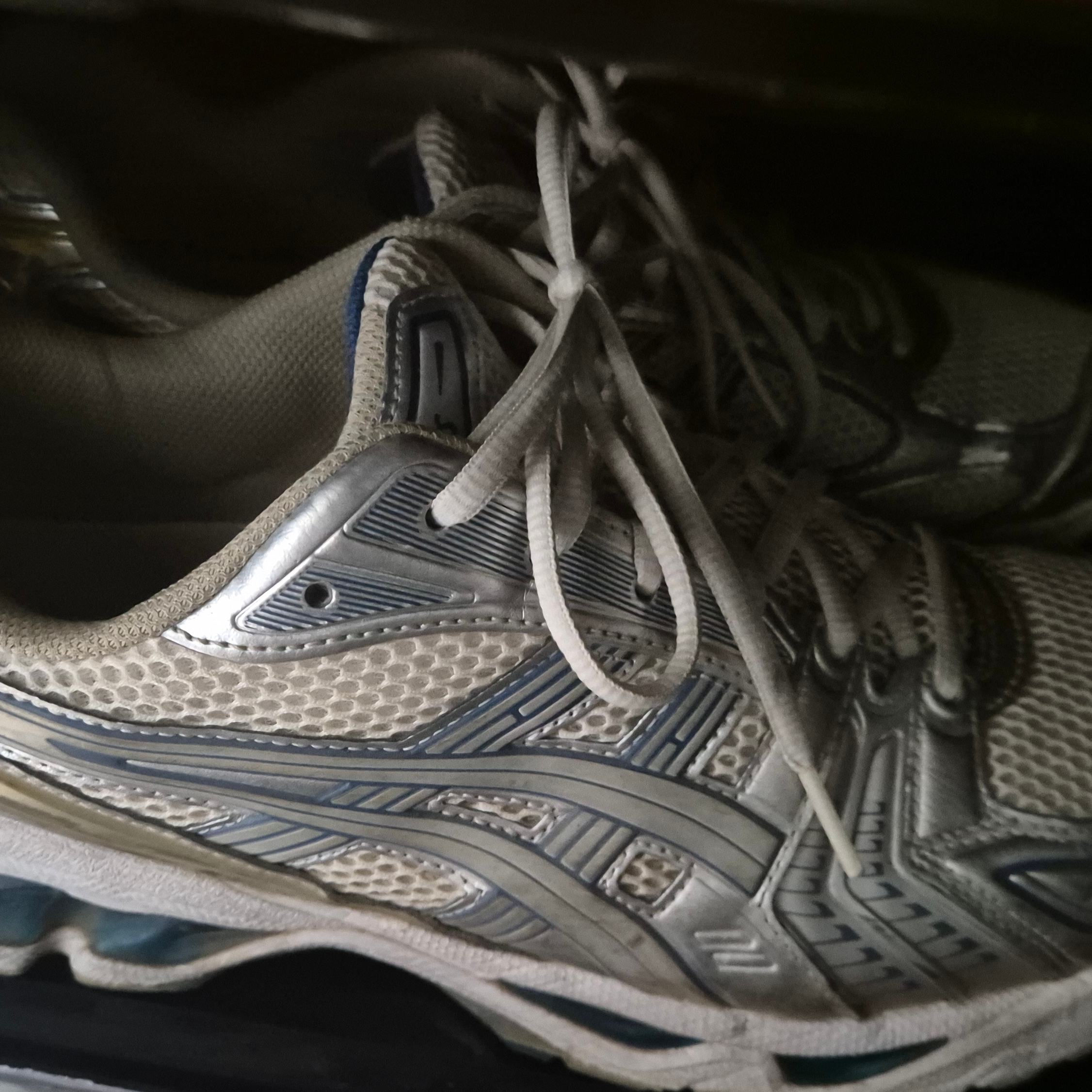 Asics Gel-Kayano 14 Cream Pure Silver 착용 스타일