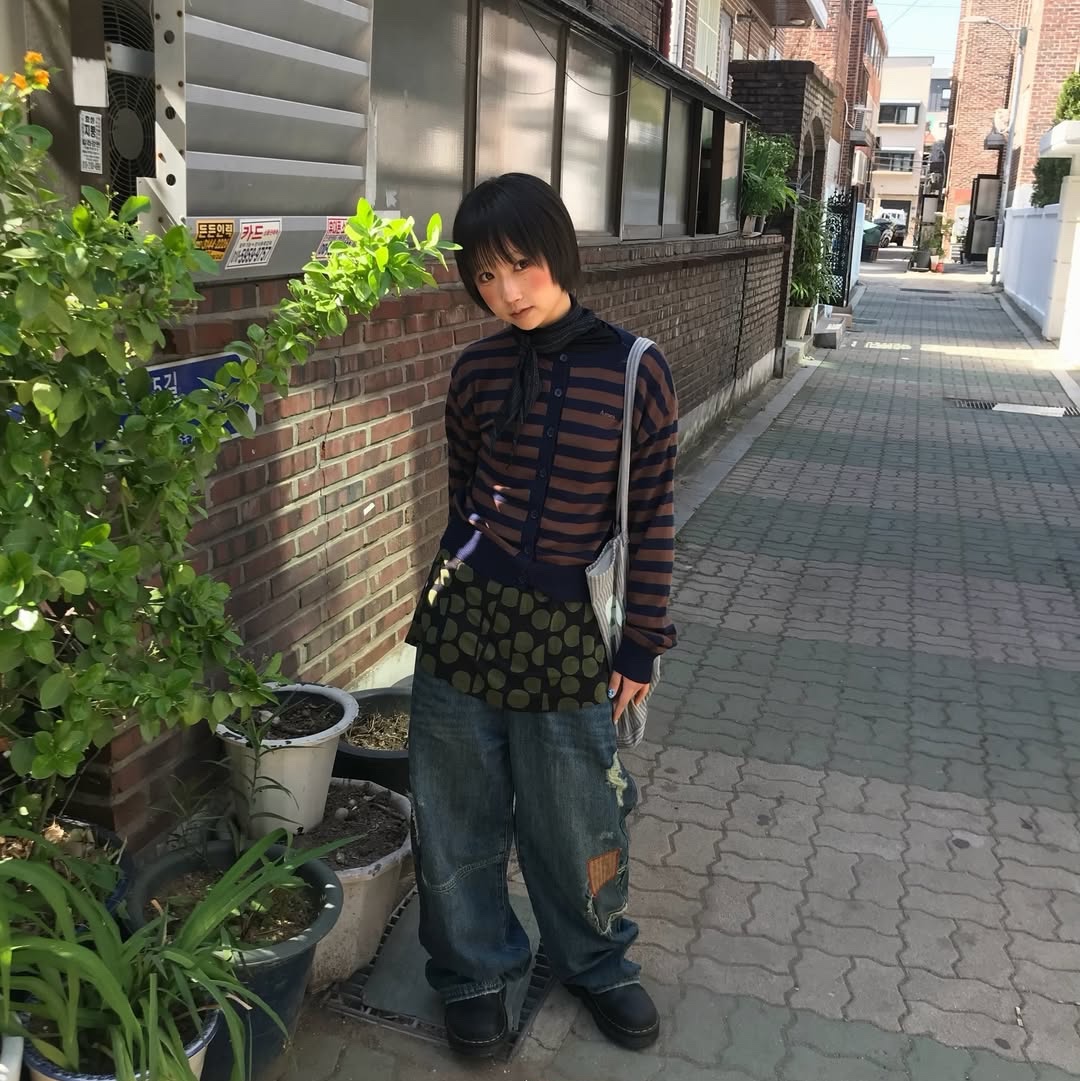MAINBOOTH Repaired Denim Pants BLUE 착용 스타일 - 1