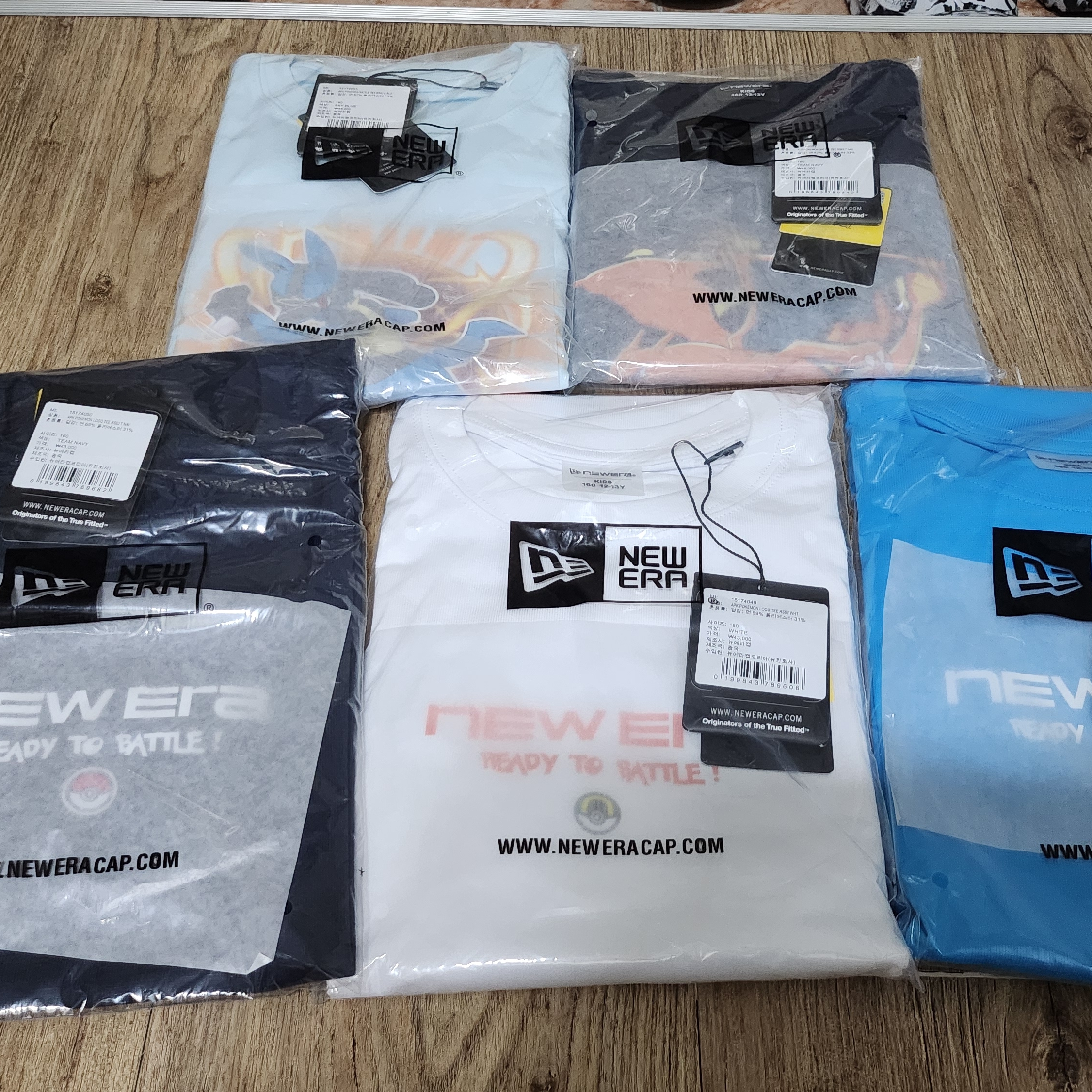 (Kids) New Era x Pokemon Logo T-Shirt White, (Kids) New Era x Pokemon Battle T-Shirt Navy 착용 스타일 - 1
