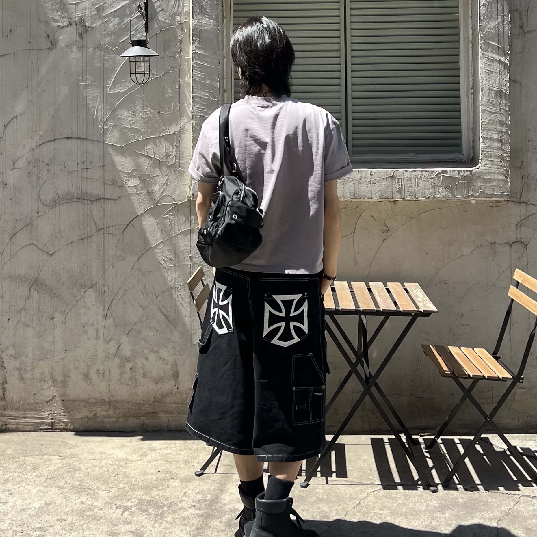 [KREAM 단독] Flavorism Carpenter Bermuda Denim Pants Black 착용 스타일 - 6