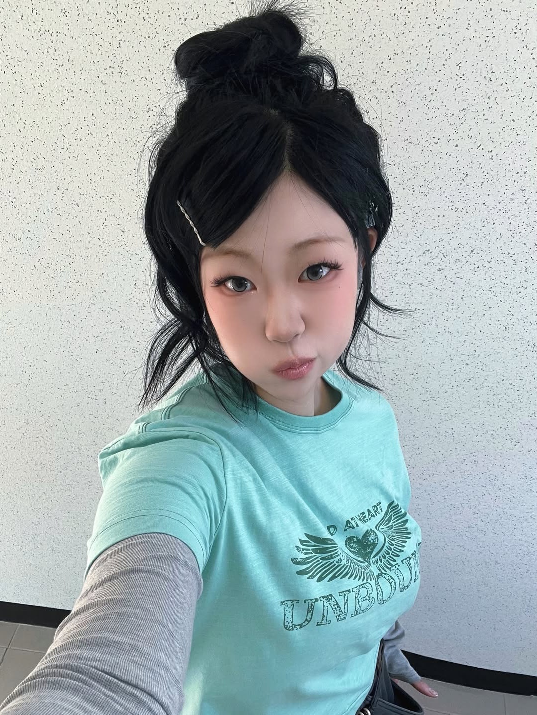 MAINBOOTH Heartwing T-shirt Mint 착용 스타일 - 6