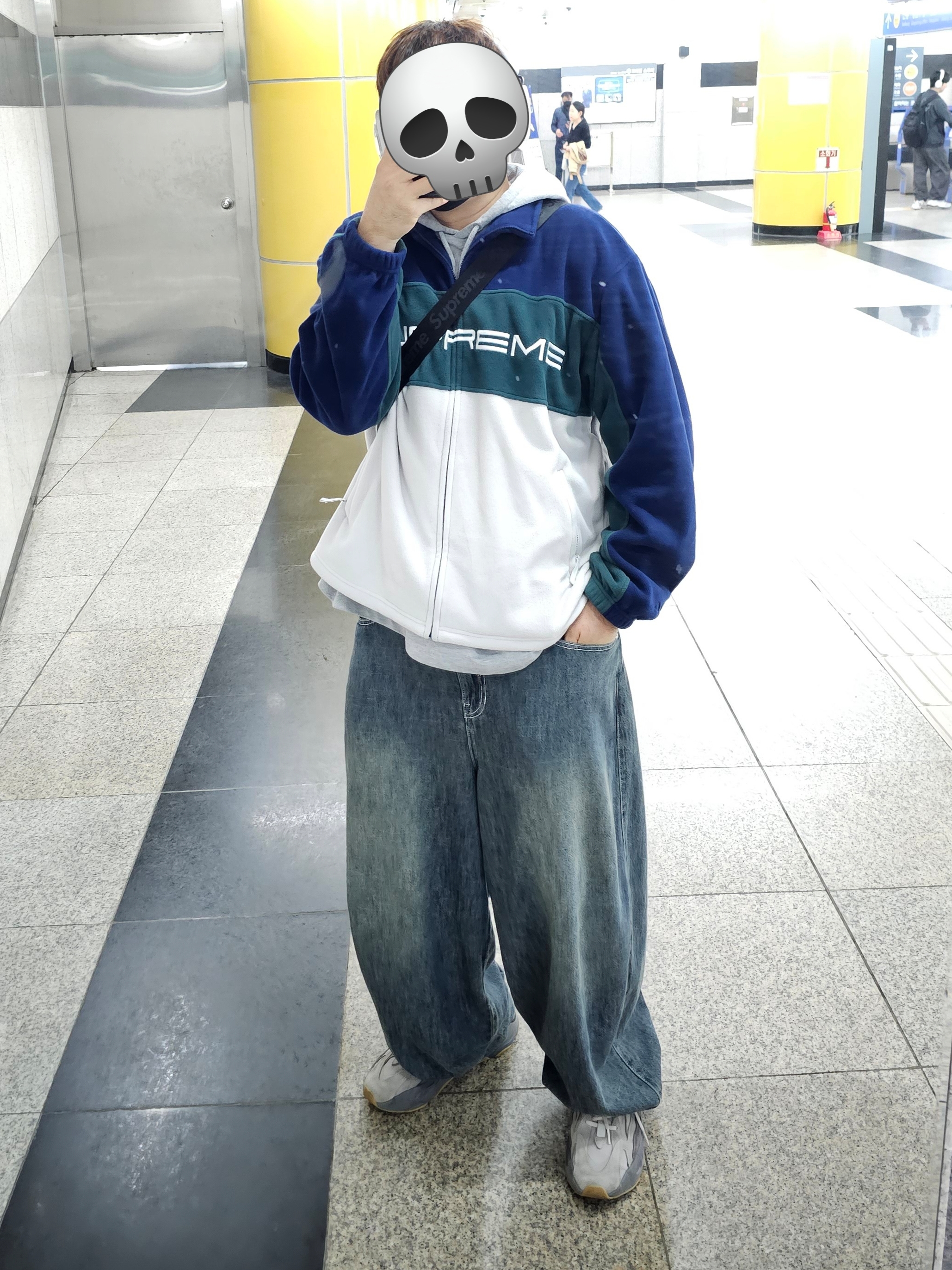 Supreme Polartec Zip Jacket Navy - 23FW, Adidas Yeezy Boost 700 V2 Tephra 2023 착용 스타일