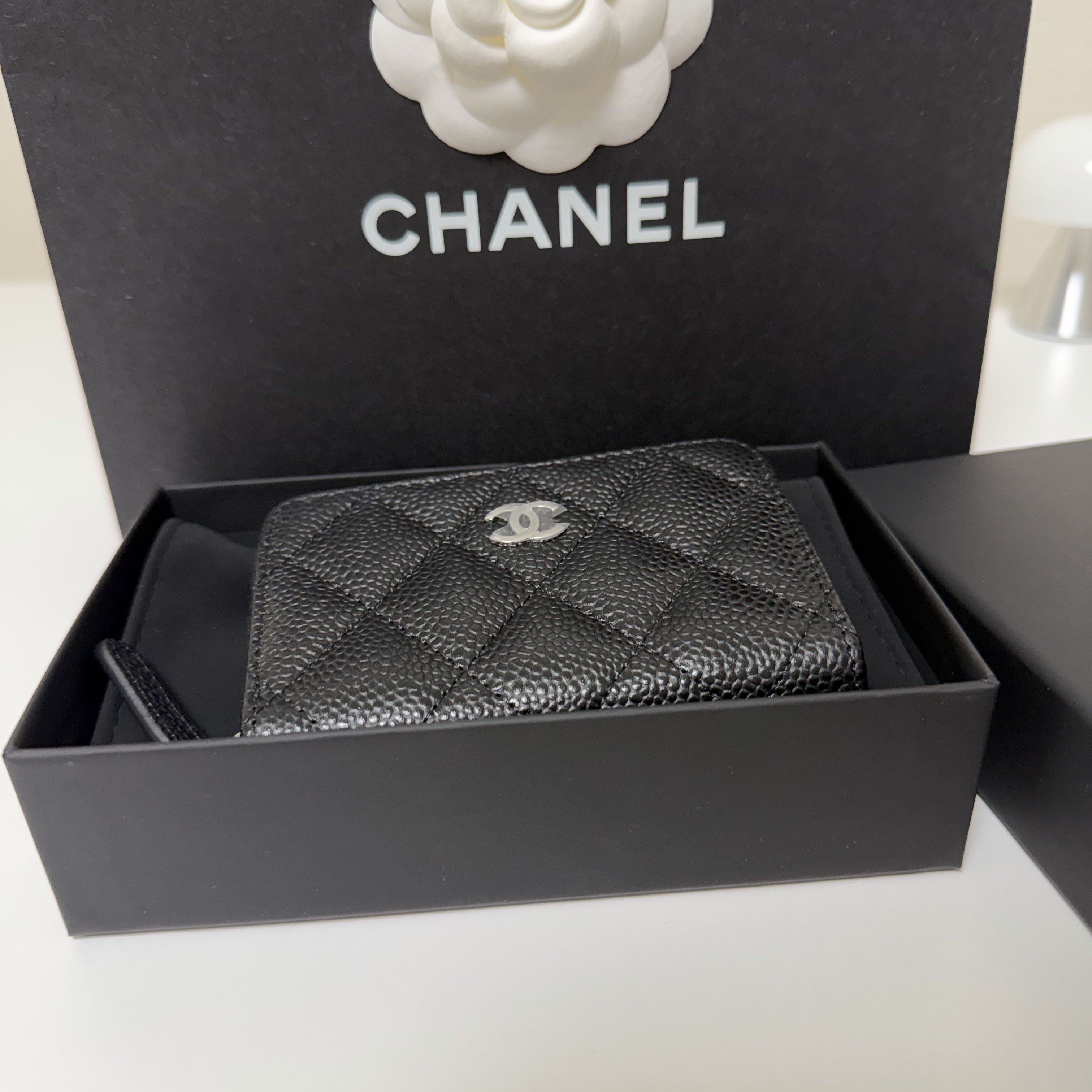 Chanel Classic Zipped Coin Purse Grained Calfskin & Silver Black 착용 스타일 - 1