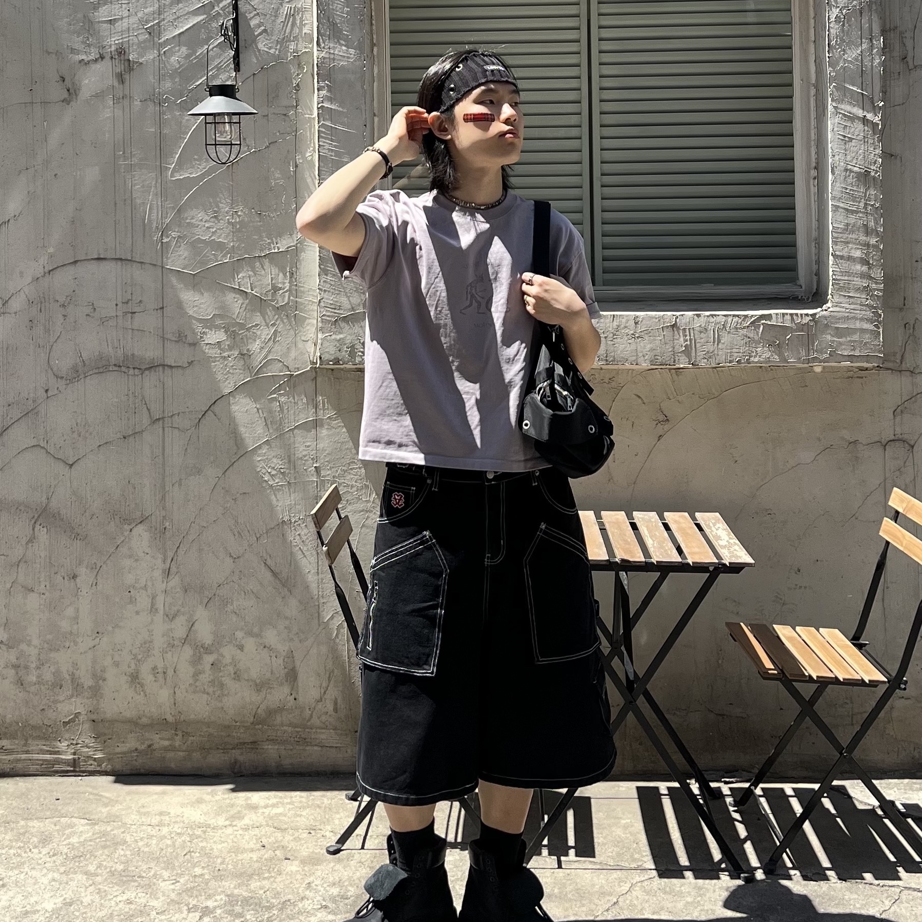 [KREAM 단독] Flavorism Carpenter Bermuda Denim Pants Black 착용 스타일 - 3