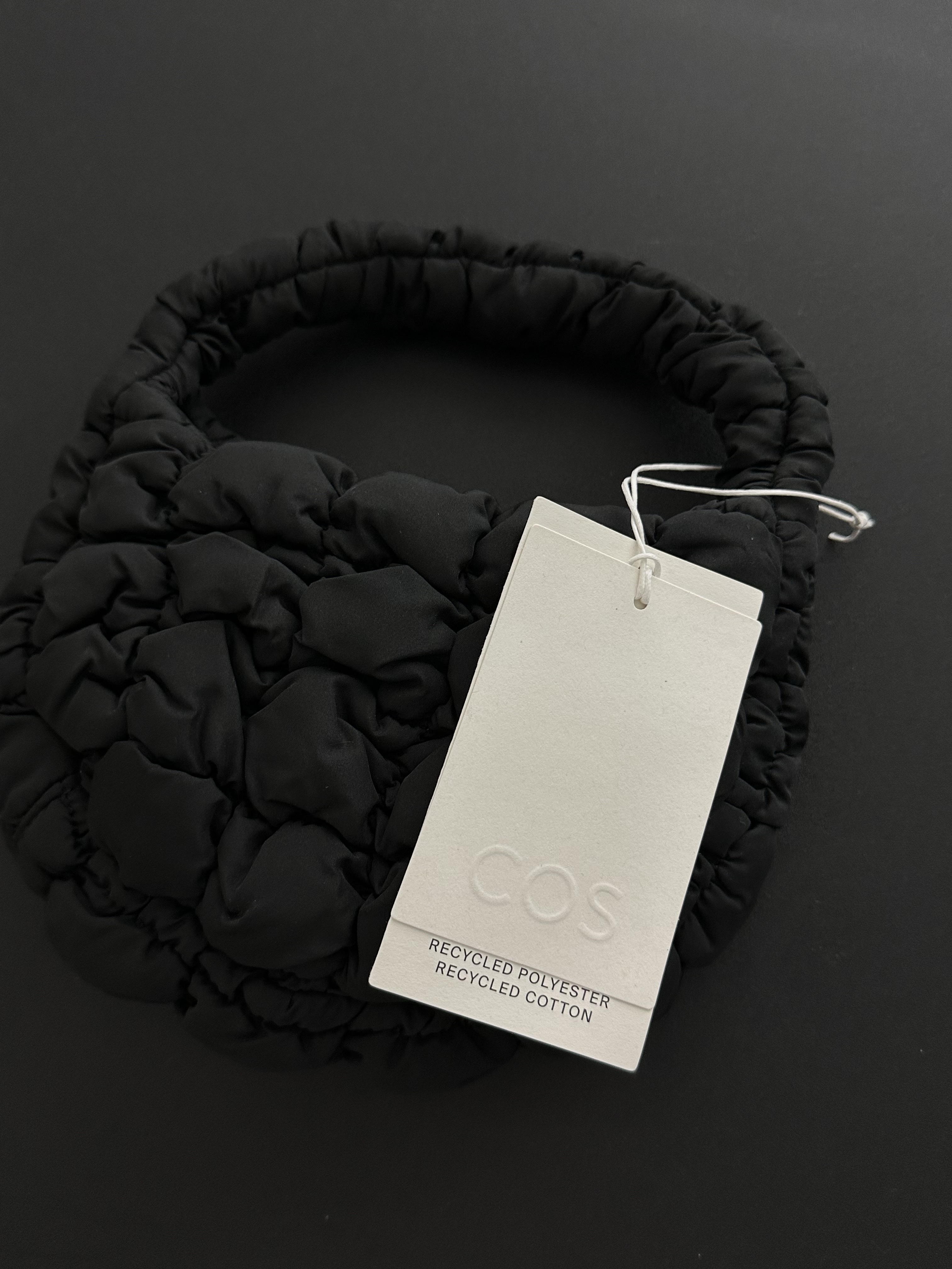 COS Quilted Mini Bag Black 착용 스타일 - 1