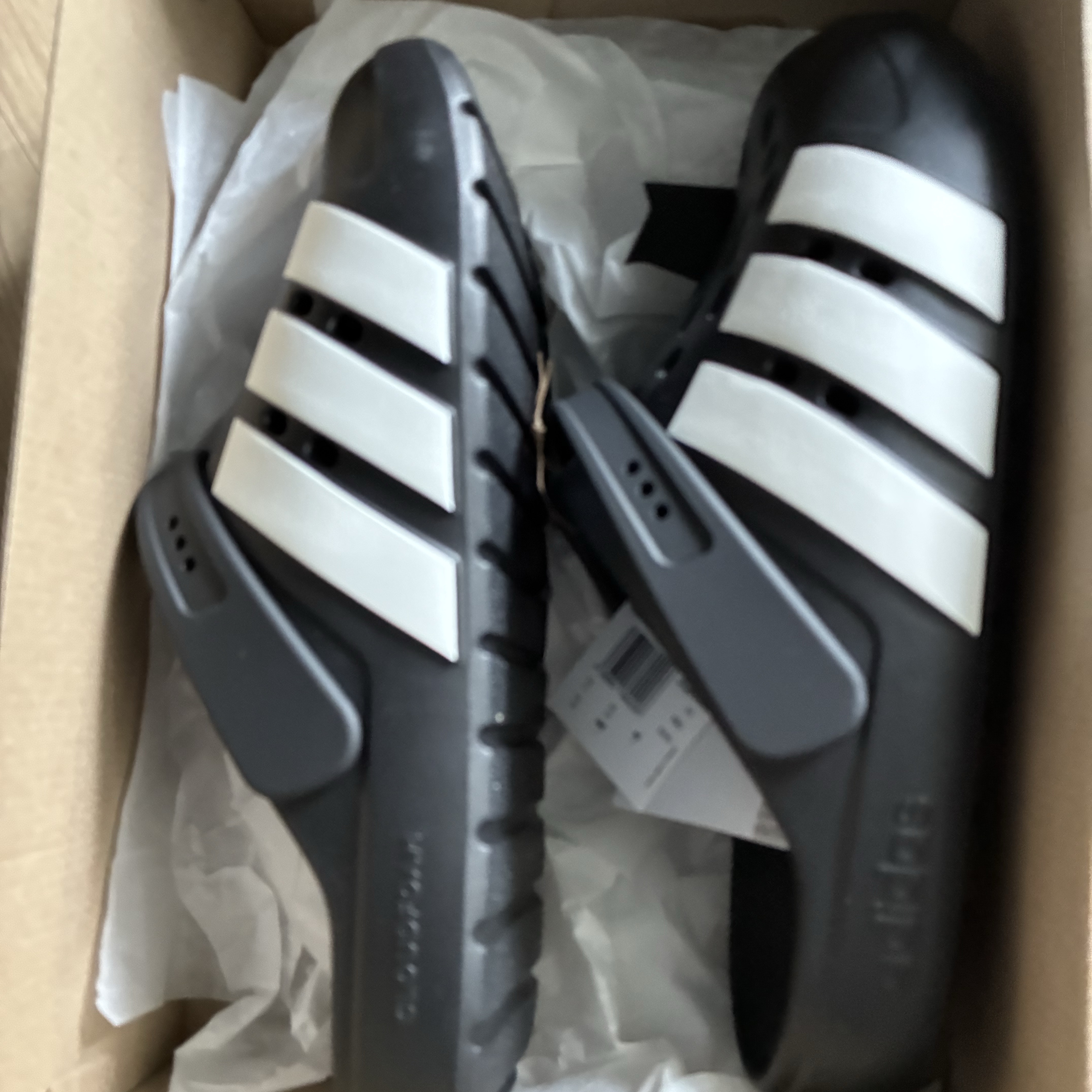 Adidas Adilette Clog 2.0 Core Black Cloude White 착용 스타일 - 3