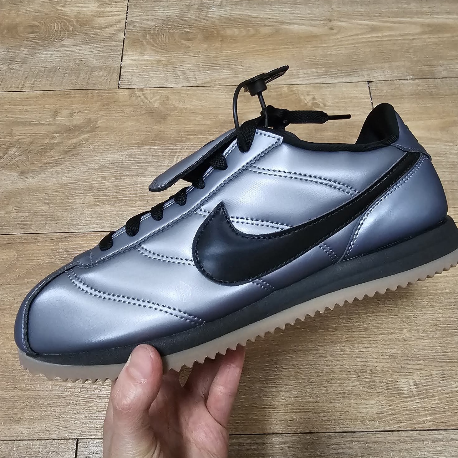 Nike Cortez Leather SE Metallic Cool Grey Black 착용 스타일