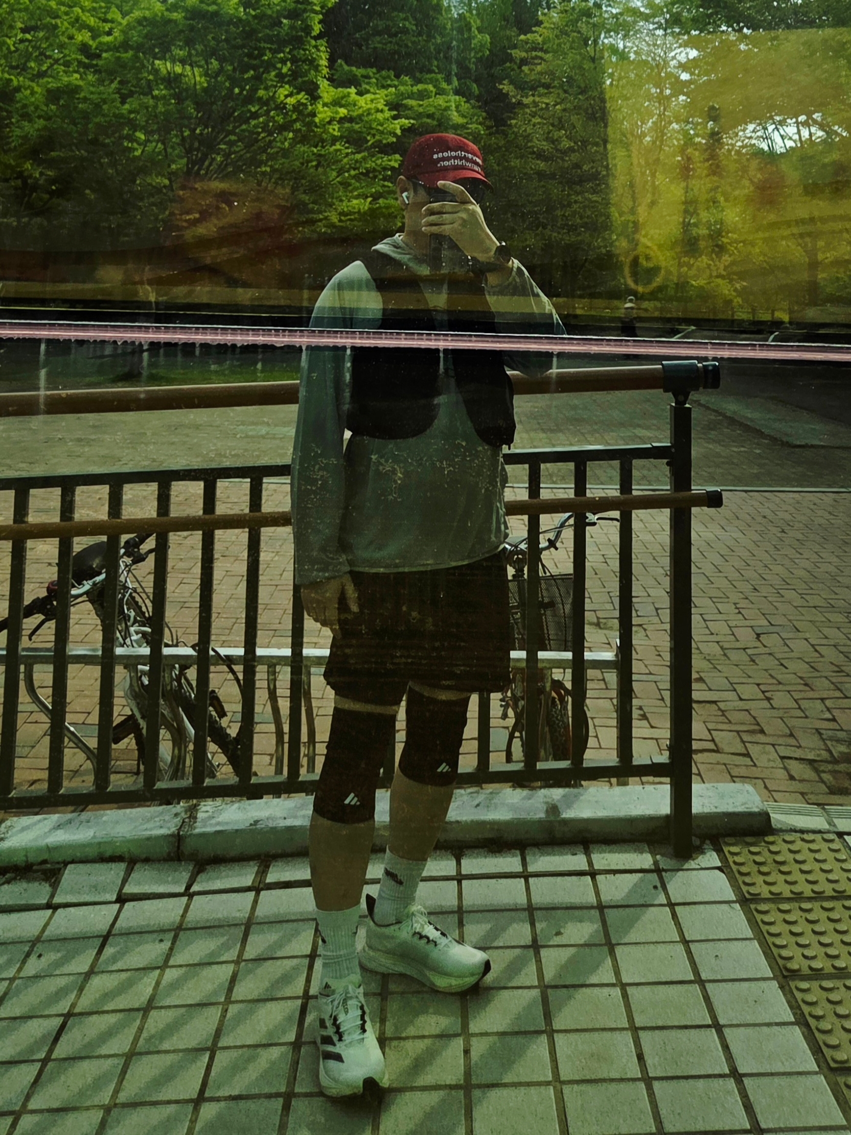 [KREAM 단독] runwhither Light Hoodie Sleeve Light Khaki, [KREAM 단독] runwhither Mesh Cap Red 착용 스타일 - 2