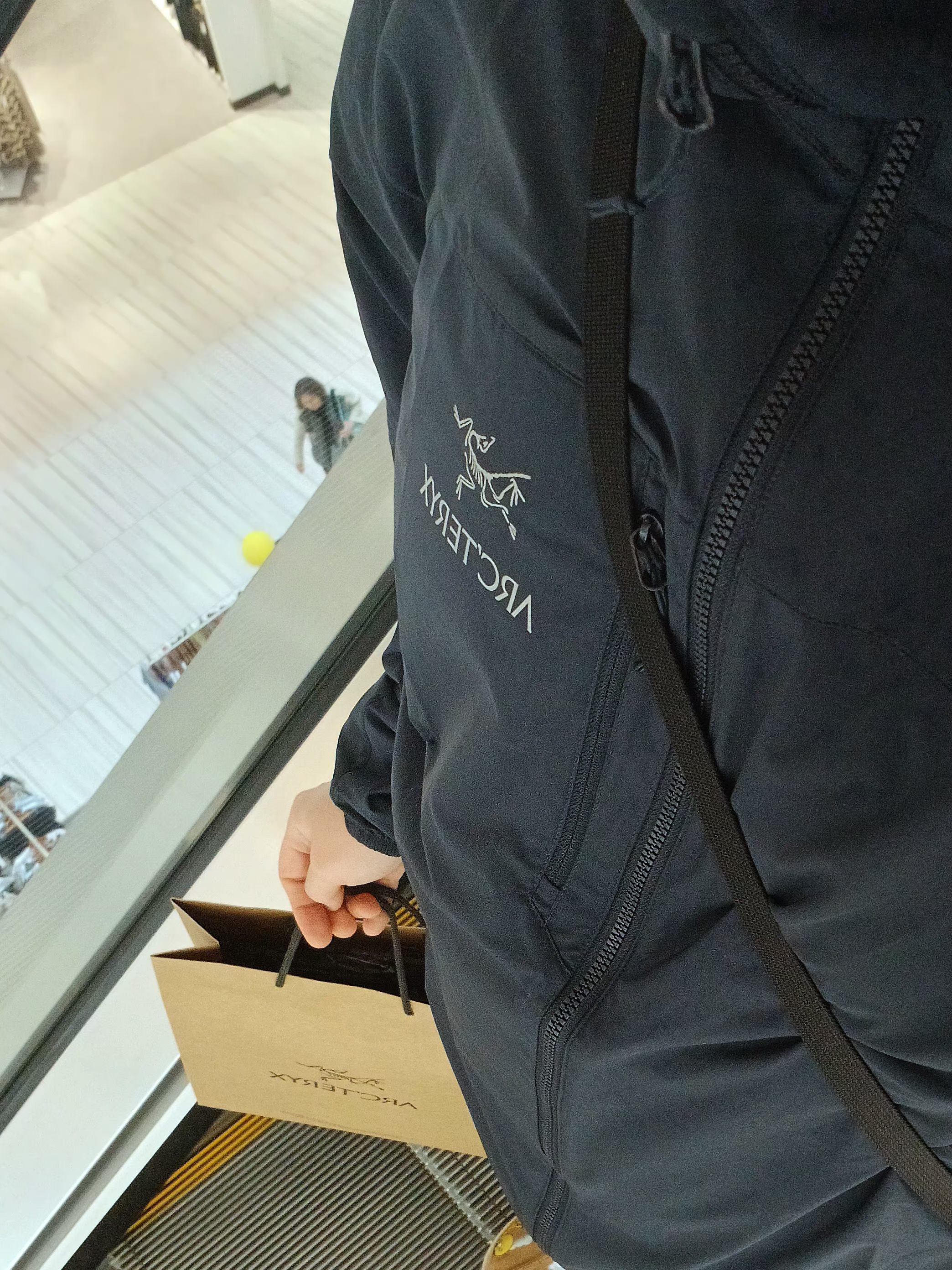 Arc'teryx Squamish Hoody Black Sapphire, UGG x Palace x Looney Tunes Tasman Slipper Chestnut 착용 스타일 - 2