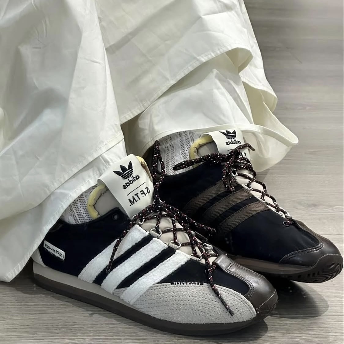 Adidas x Song for the Mute Country OG Core Black Core White 착용 스타일
