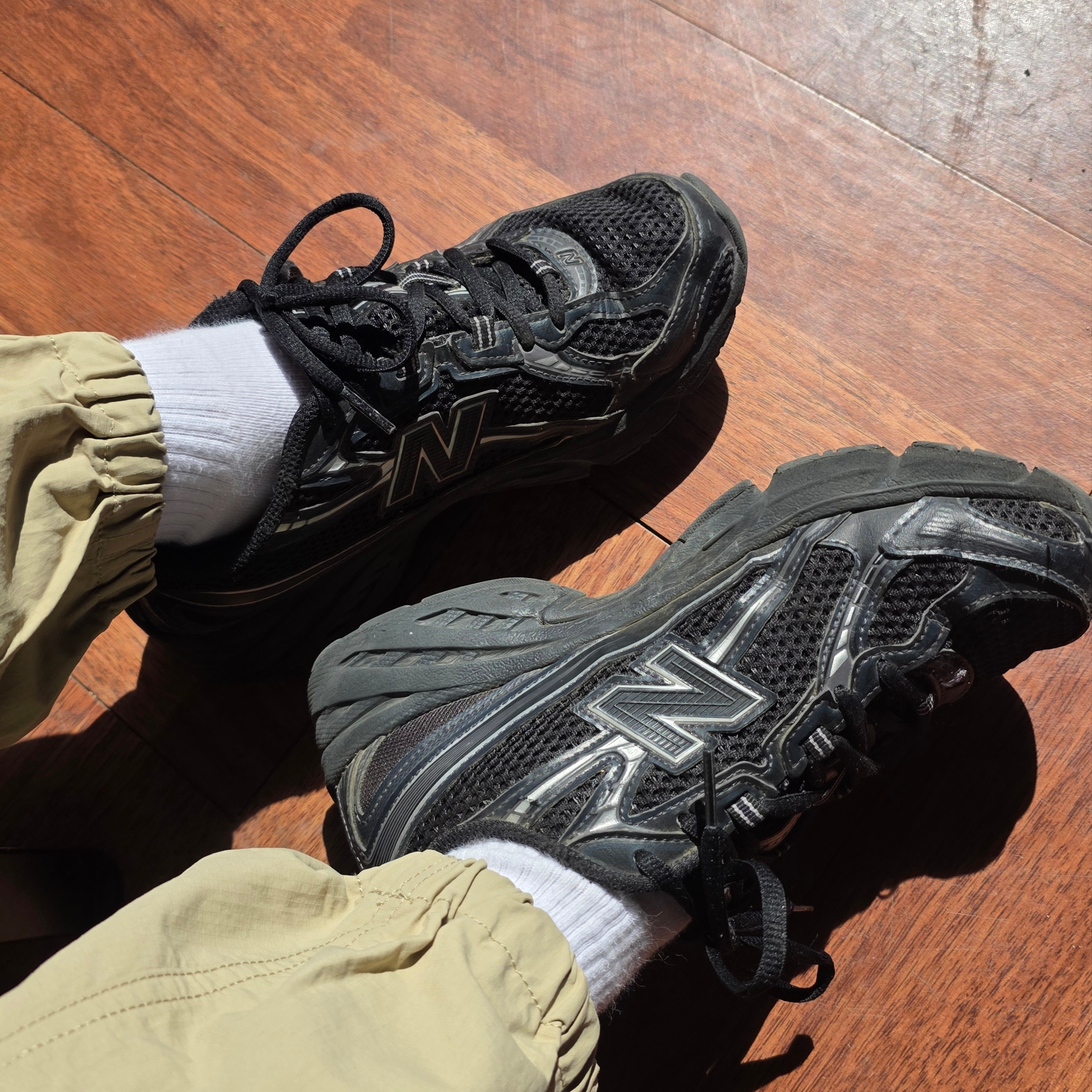 New Balance 740v2 Black Silver Metallic 착용 스타일