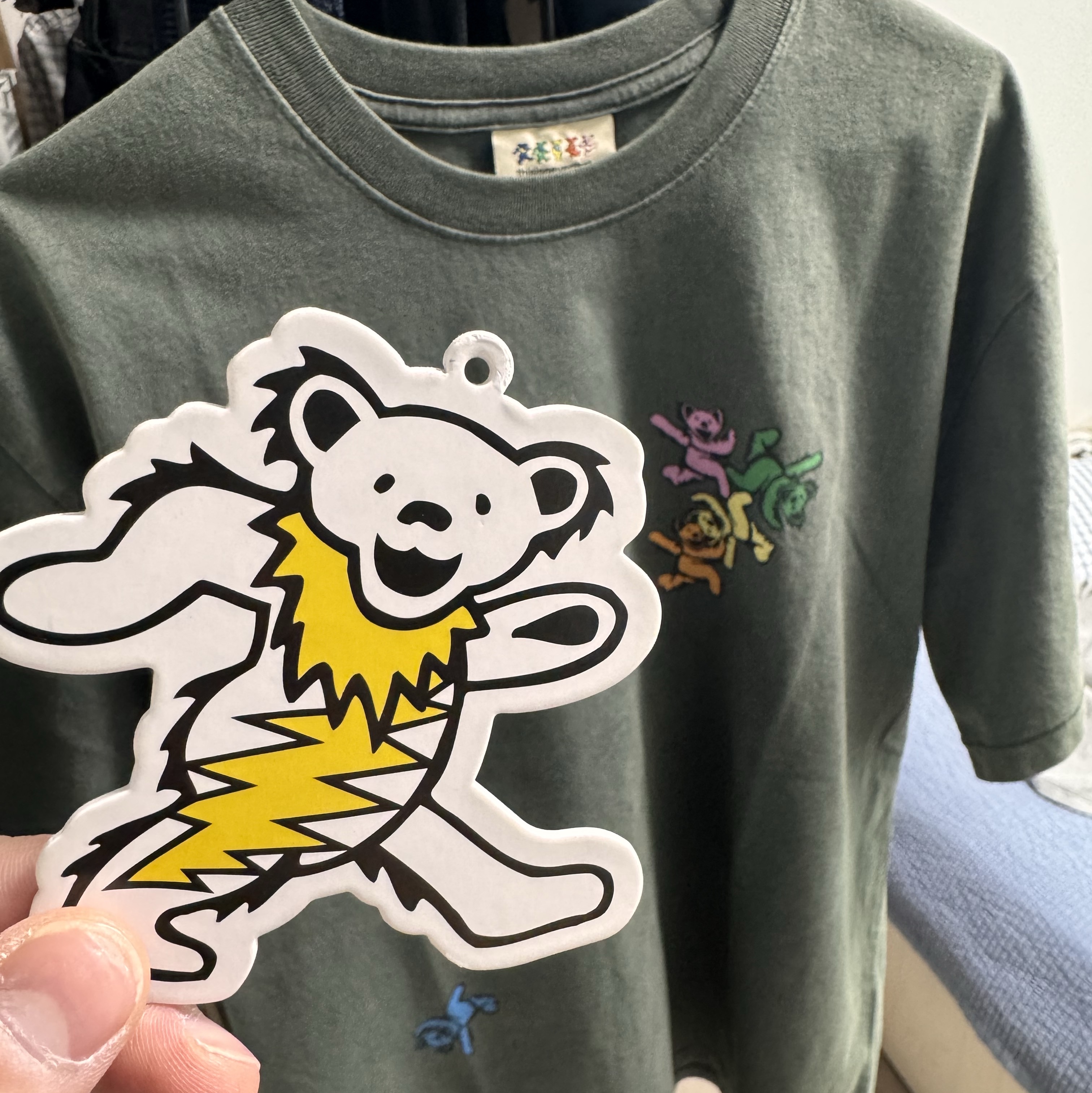 Thisisneverthat x Grateful Dead Ol Dancing Bears T-Shirt Olive 착용 스타일 - 1