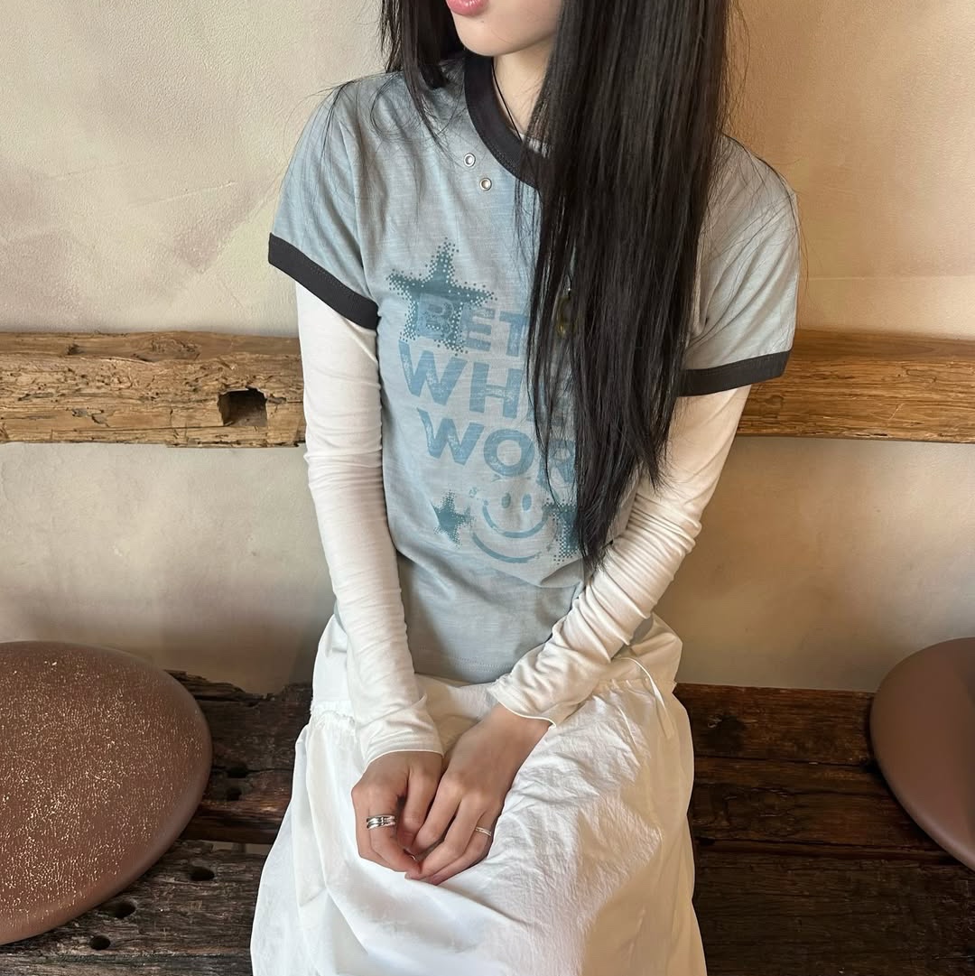 MAINBOOTH Better Smile T-shirt GRAYISH Blue 착용 스타일 - 3