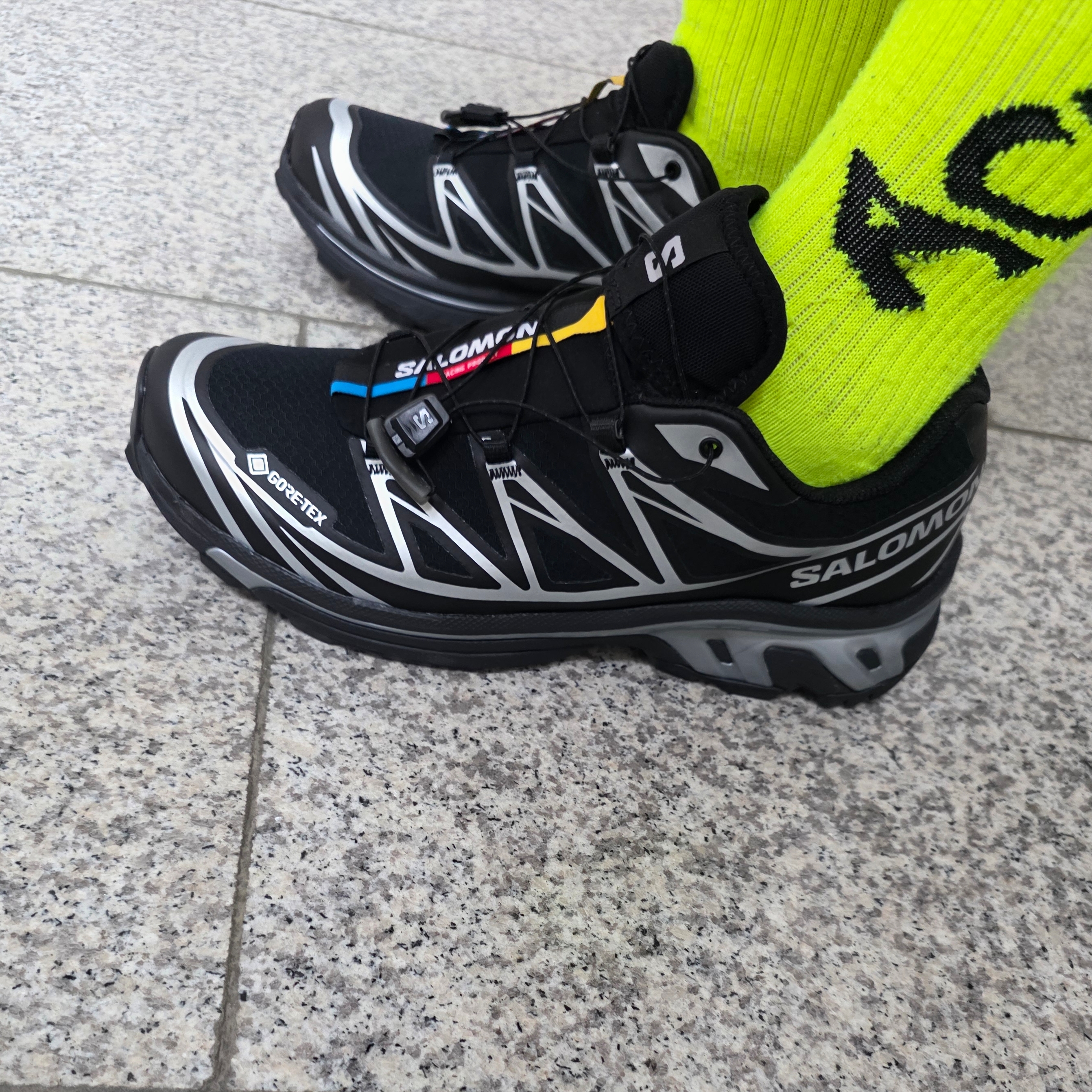 Salomon XT-6 GTX Black Silver 착용 스타일 - 1