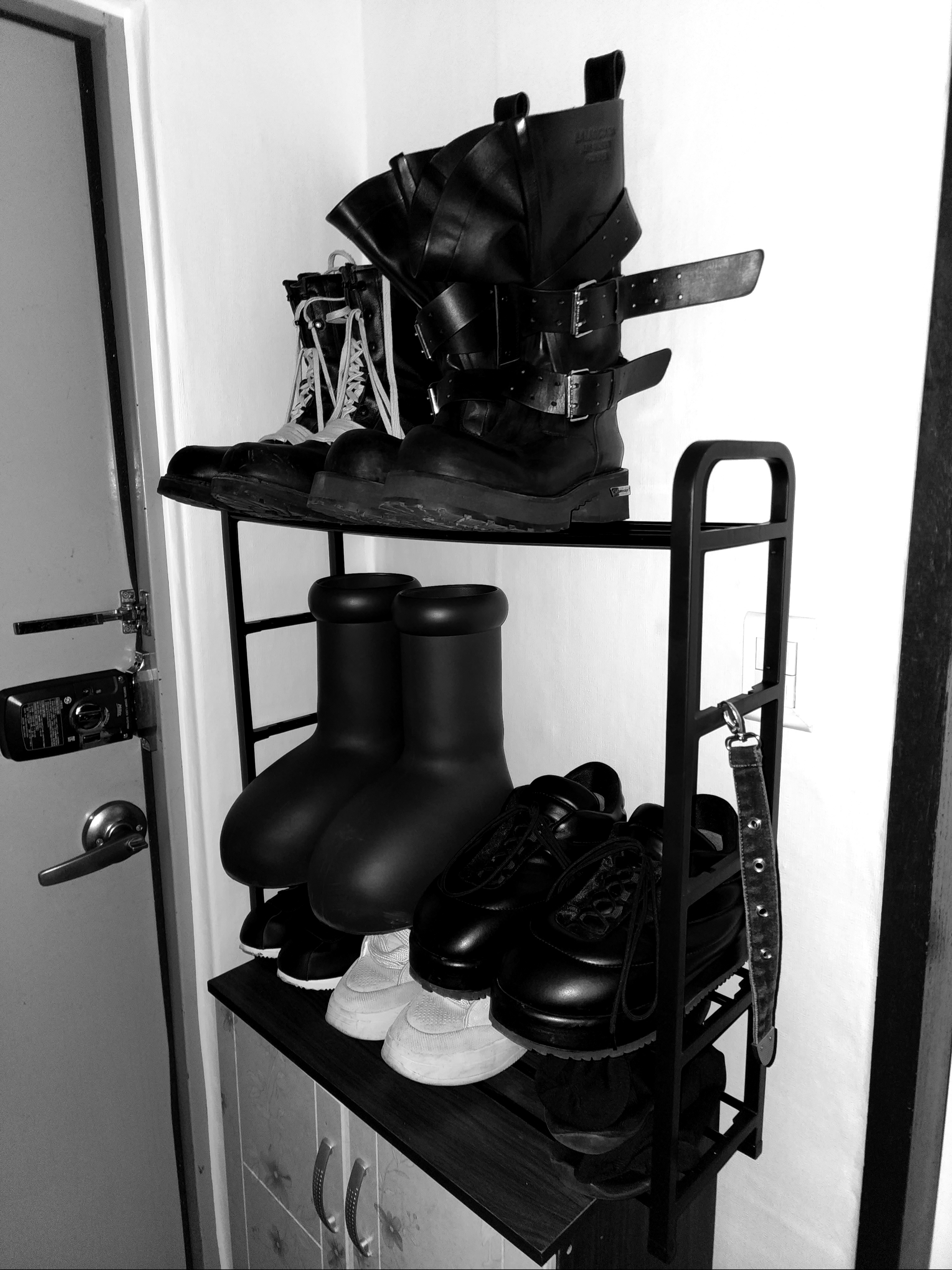 Balenciaga Venom High Boot Black, Yeezy YZY Pods Black 착용 스타일