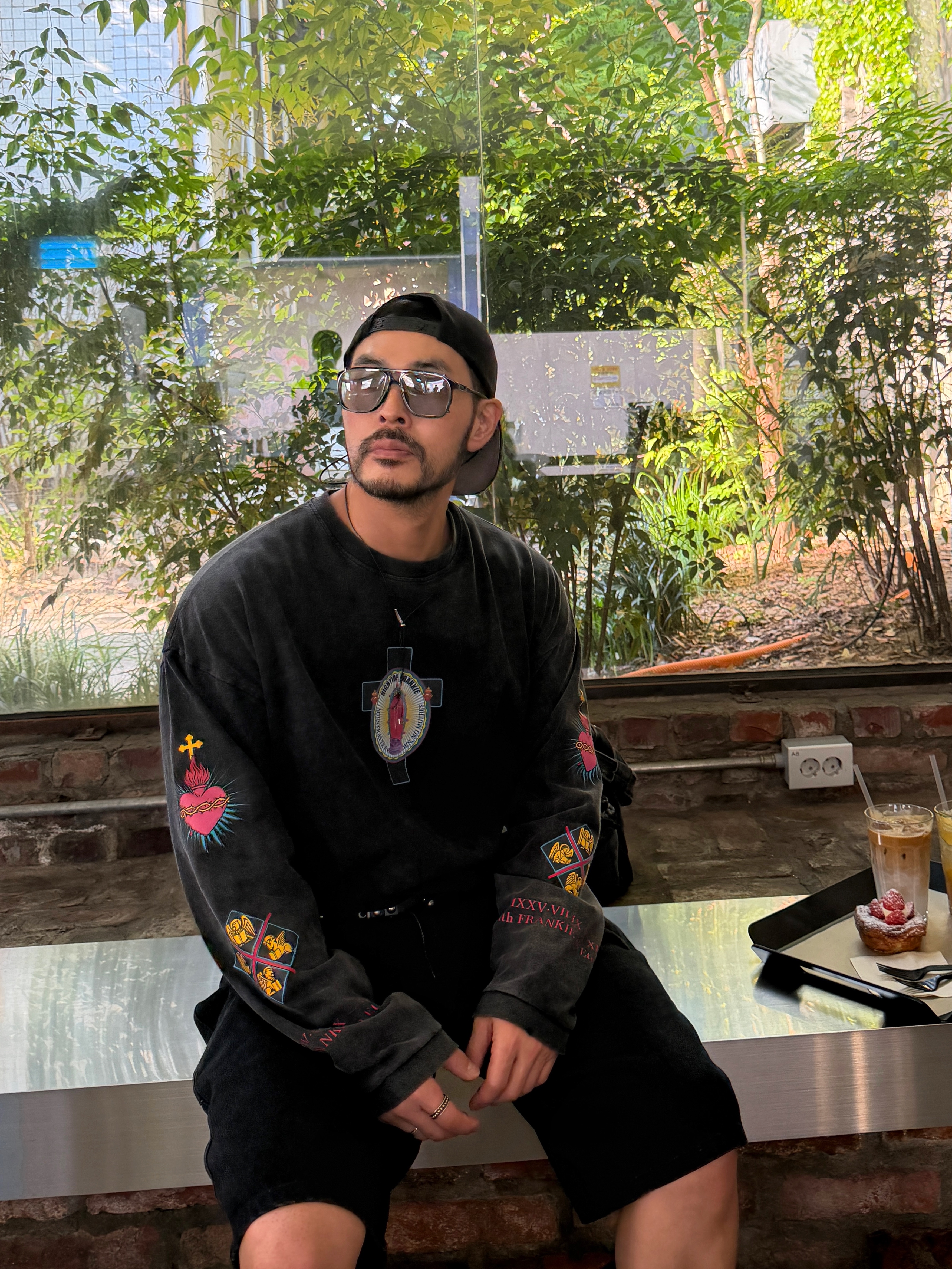 HIGHTIDE FRANKIE Nosso Bebe Amado Long Sleeve Tee Black, Plasticproduct MPa Stash Shorts Black 착용 스타일 - 4