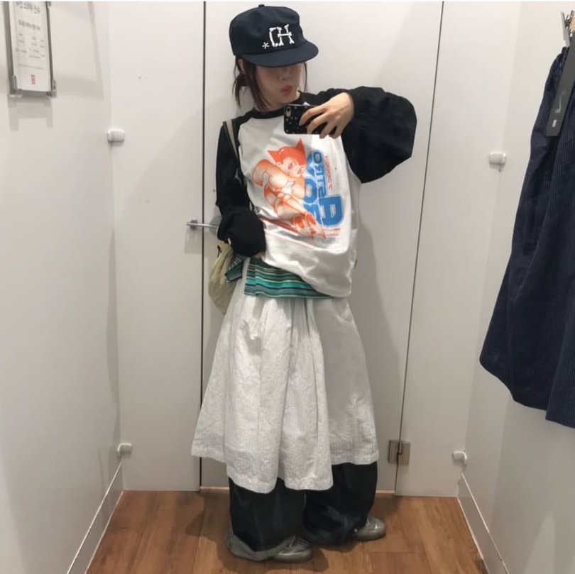 MAINBOOTH [Astro Boy] Cyberpunk Raglan T-shirt White 착용 스타일 - 2